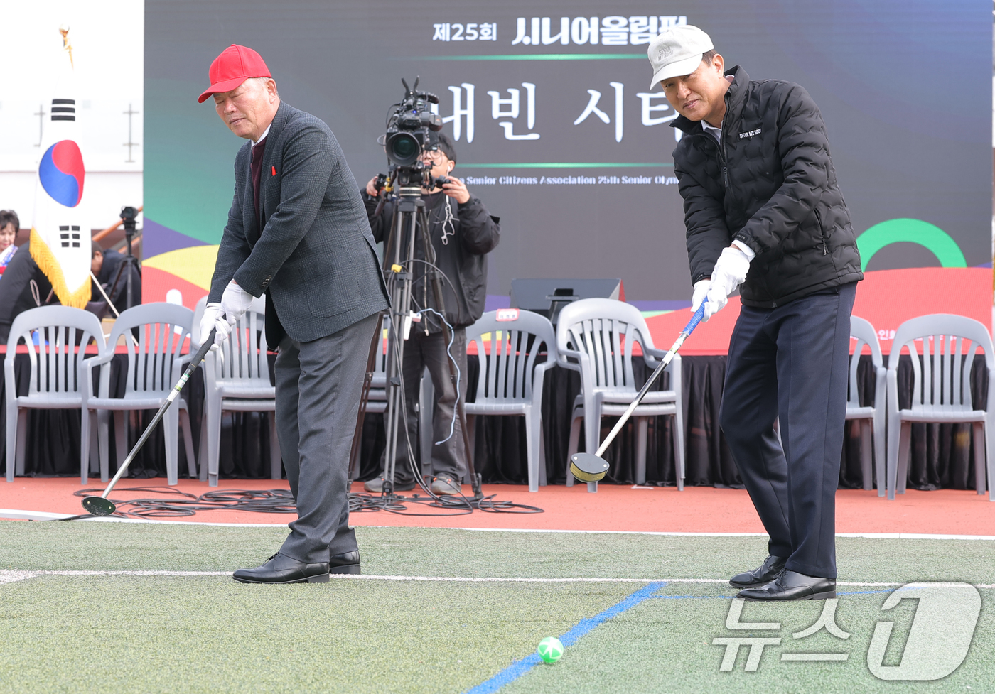 (서울=뉴스1) 권현진 기자 = 고광선 서울시연합회장과 오세훈 서울시장(오른쪽)이 31일 서울 용산구 효창운동장에서 열린 제25회 대한노인회 서울시연합회 '시니어올림픽' 개막식에 …
