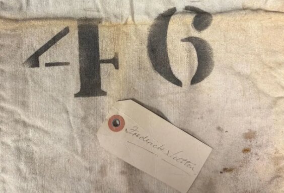 본문 이미지 - 113년 전 침몰한 여객선 '타이타닉호'와 함께 비극 속에서 사라졌던 일등석 승객의 유품. BBC