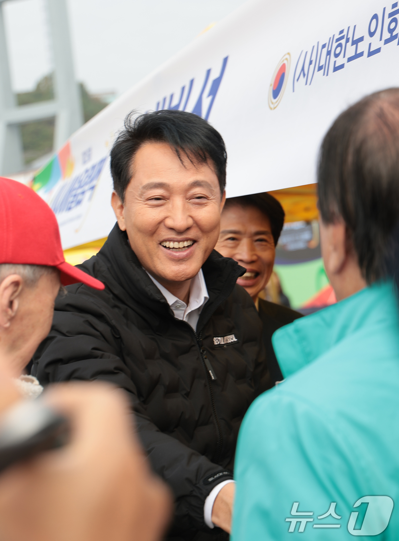 (서울=뉴스1) 권현진 기자 = 오세훈 서울시장이 31일 서울 용산구 효창운동장에서 열린 제25회 대한노인회 서울시연합회 '시니어올림픽' 개막식 행사에 참석해 어르신들과 인사를 나 …