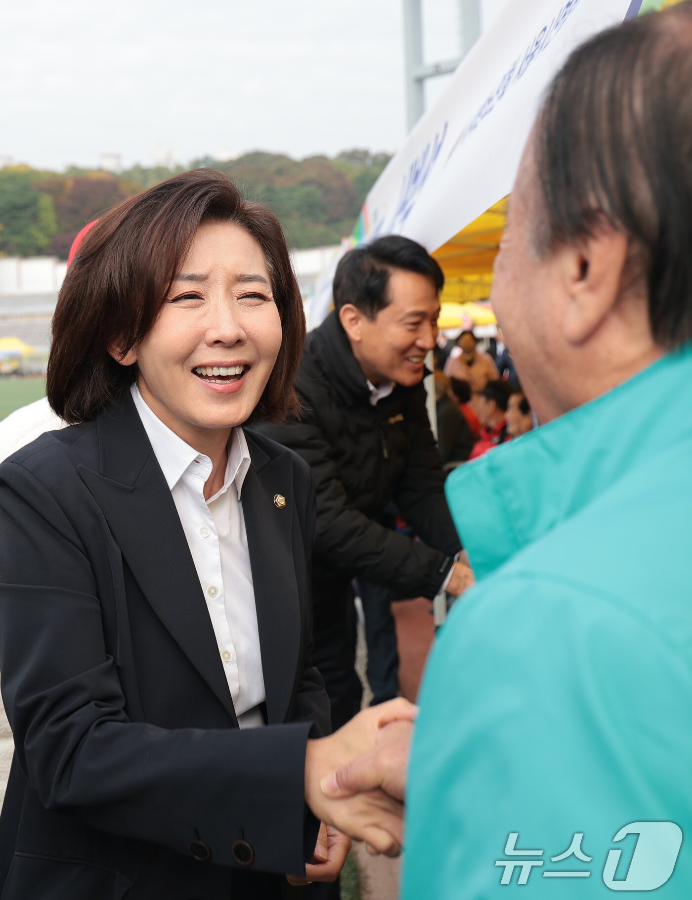 본문 이미지 - 나경원 국민의힘 의원이 31일 서울 용산구 효창운동장에서 열린 제25회 대한노인회 서울시연합회 &#39;시니어올림픽&#39; 개막식 행사에 참석해 어르신들과 인사를 나누고 있다. ⓒ News1 권현진 기자