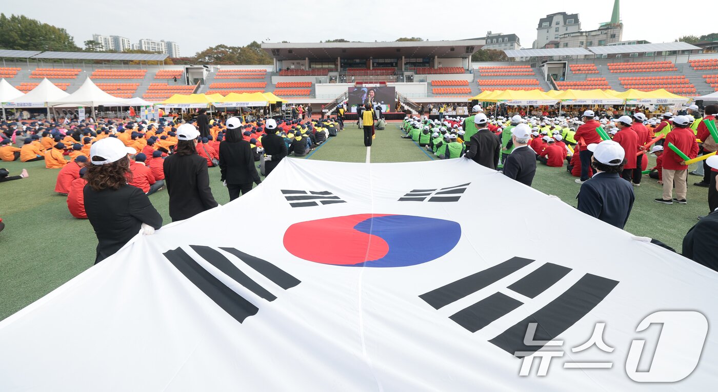 본문 이미지 - 31일 서울 용산구 효창운동장에서 제25회 대한노인회 서울시연합회 &#39;시니어올림픽&#39; 개막식 행사가 열리고 있다. ⓒ News1 권현진 기자