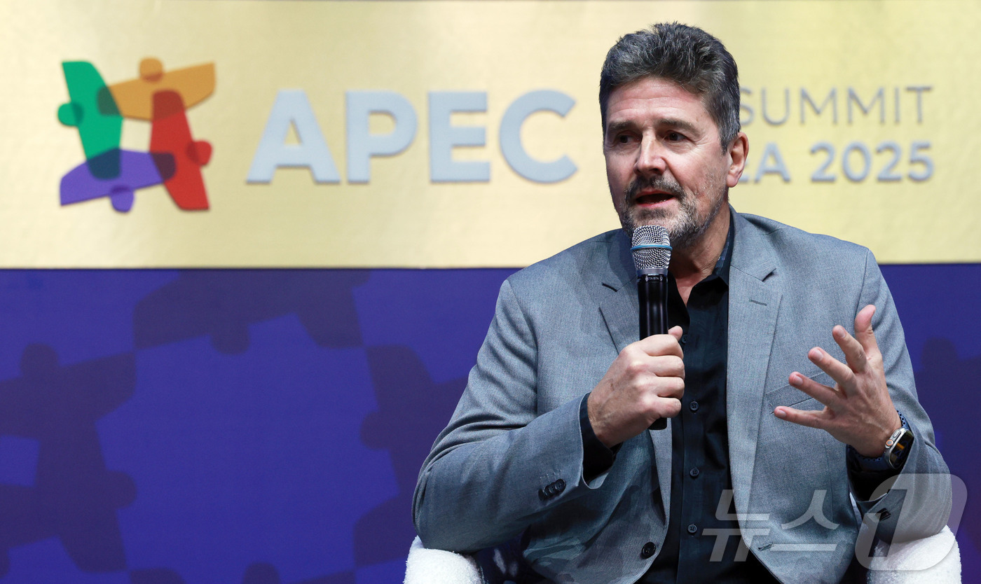 (서울=뉴스1) 김민지 기자 = 울리 호만(Ulrich Homann) 마이크로소프트 부사장이 31일 경북 경주 예술의전당에서 열린 아시아태평양경제협력체(APEC) 최고경영자(CEO …