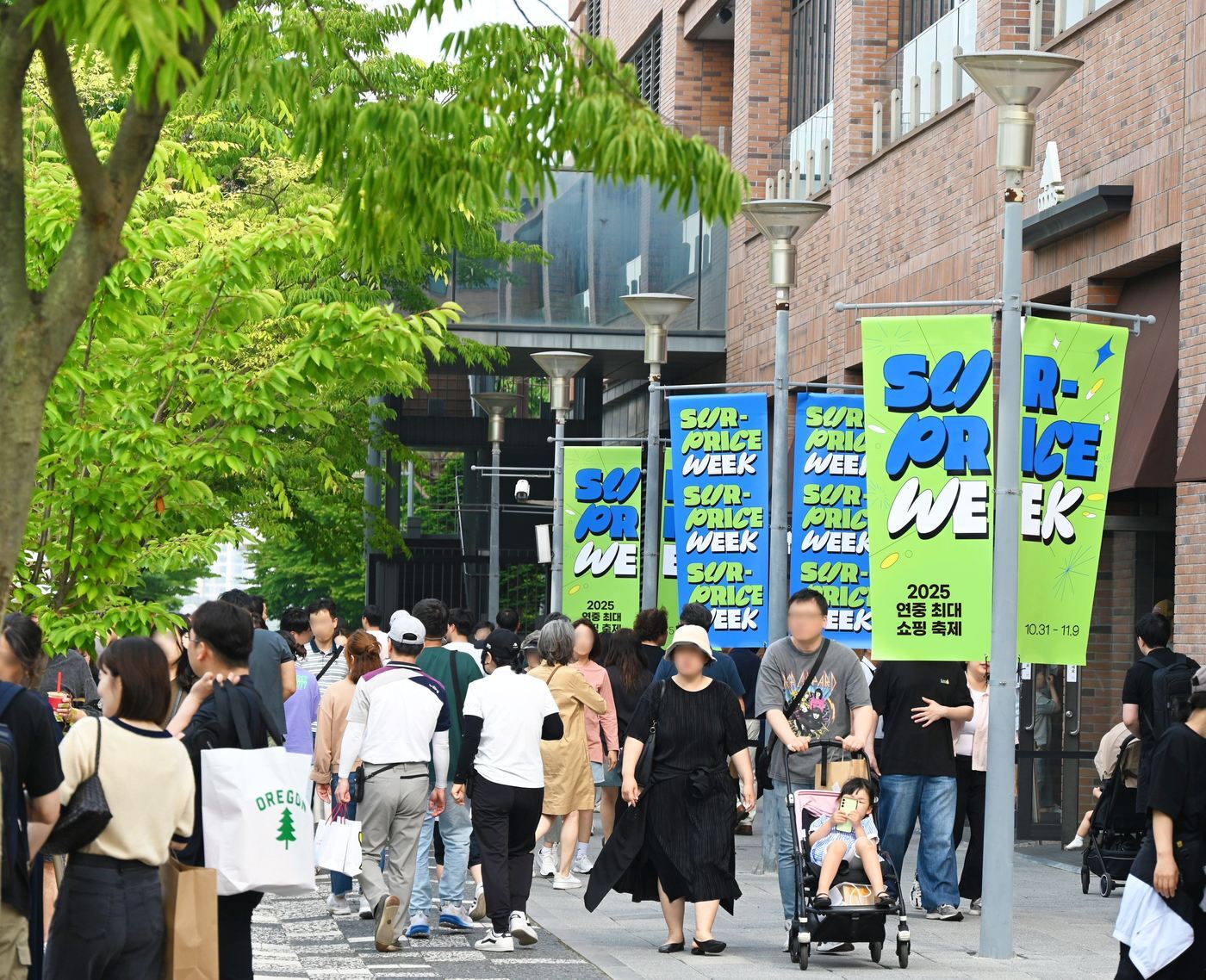 본문 이미지 - 롯데 프리미엄 아울렛 파주점 서프라이스 위크 기간 전경.(롯데백화점 제공). 