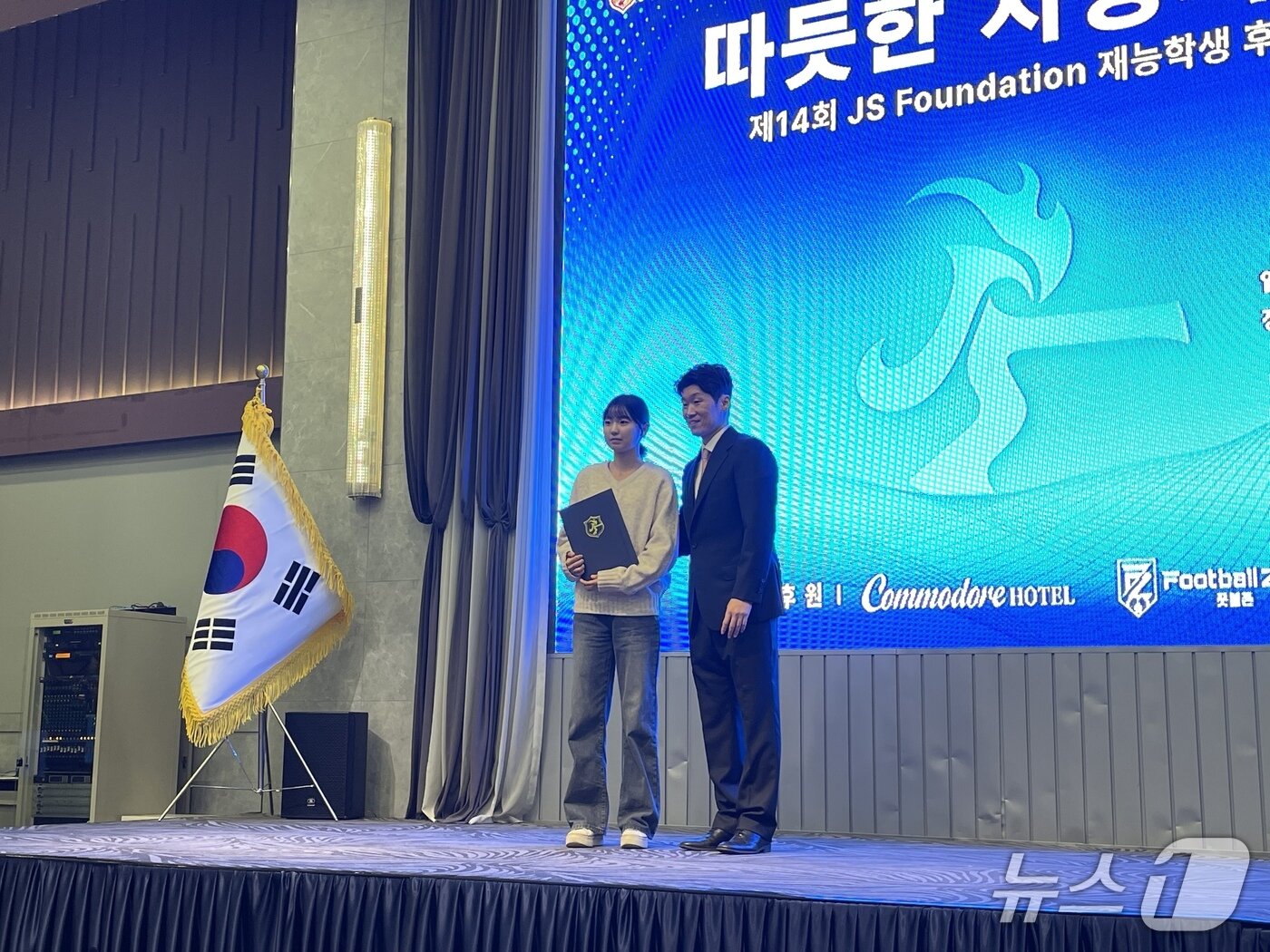 본문 이미지 - 박지성 JS파운데이션 이사장이 재능학생에게 후원금을 전달했다. ⓒ News1 안영준 기자