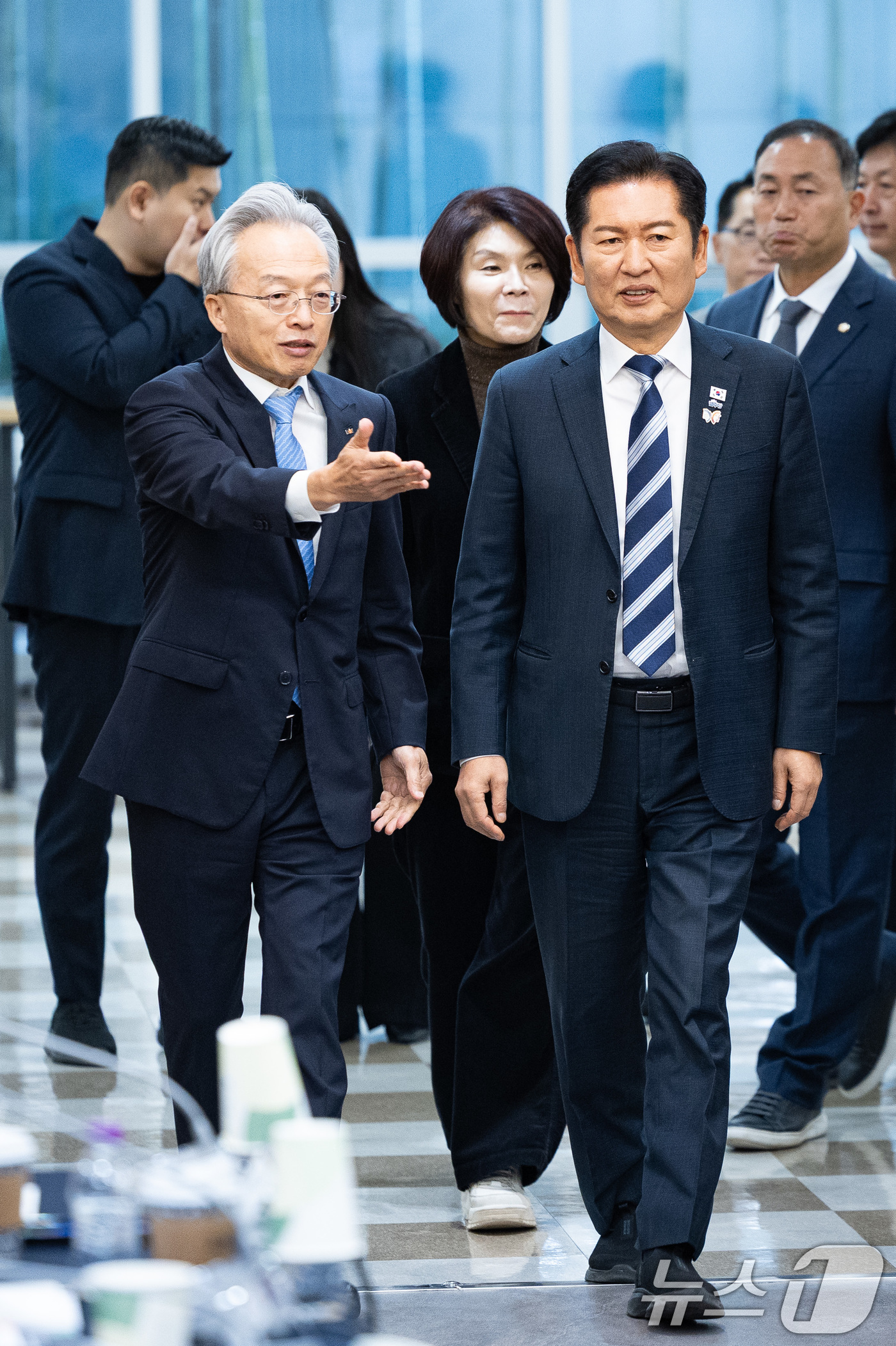 (서울=뉴스1) 유승관 기자 = 정청래 더불어민주당 대표와 최진식 한국중견기업연합회장을 비롯한 참석자들이 31일 서울 마포구 상장회사회관에서 열린 더불어민주당-한국중견기업연합회 정 …