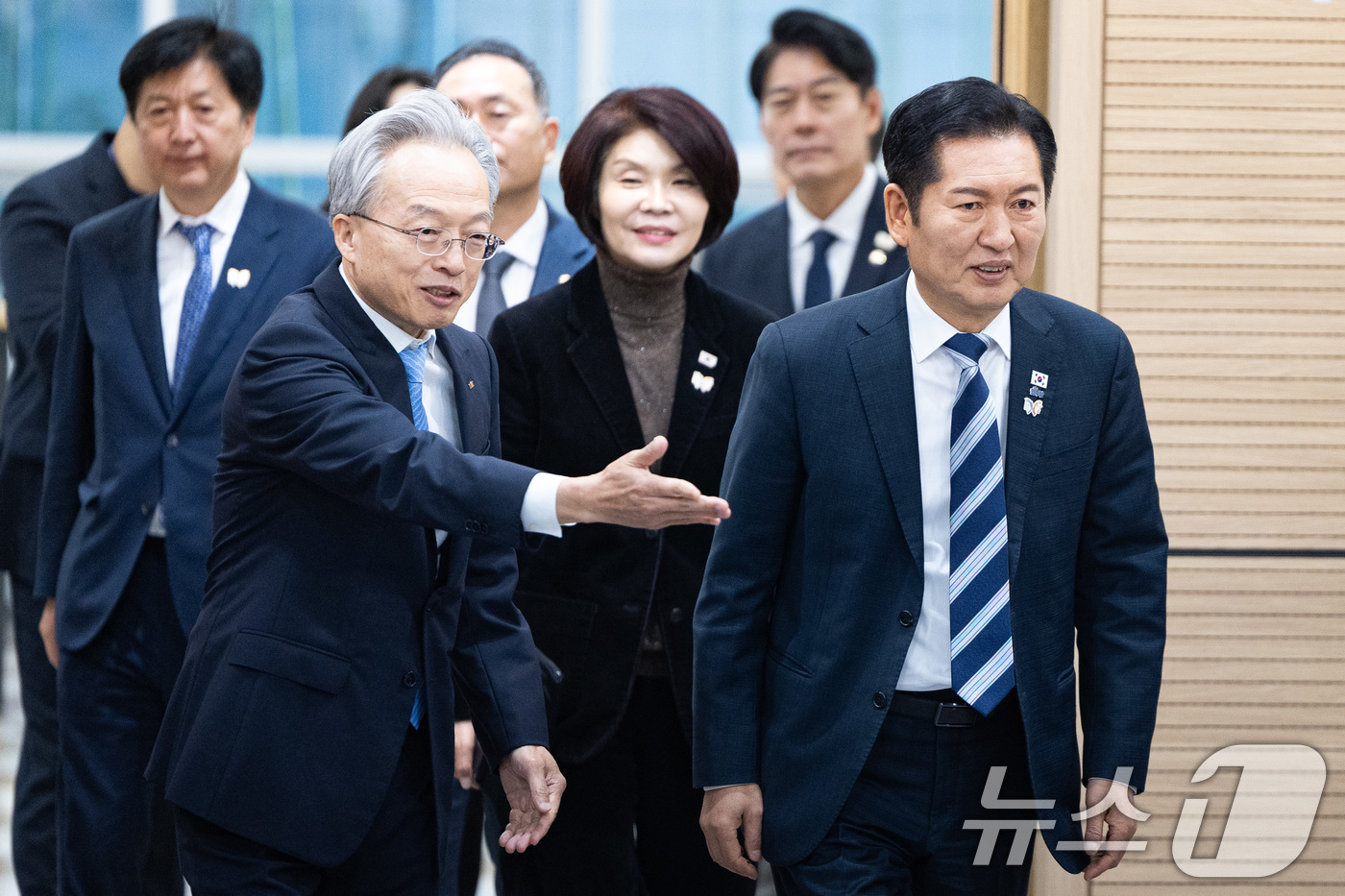 (서울=뉴스1) 유승관 기자 = 정청래 더불어민주당 대표와 최진식 한국중견기업연합회장을 비롯한 참석자들이 31일 서울 마포구 상장회사회관에서 열린 더불어민주당-한국중견기업연합회 정 …