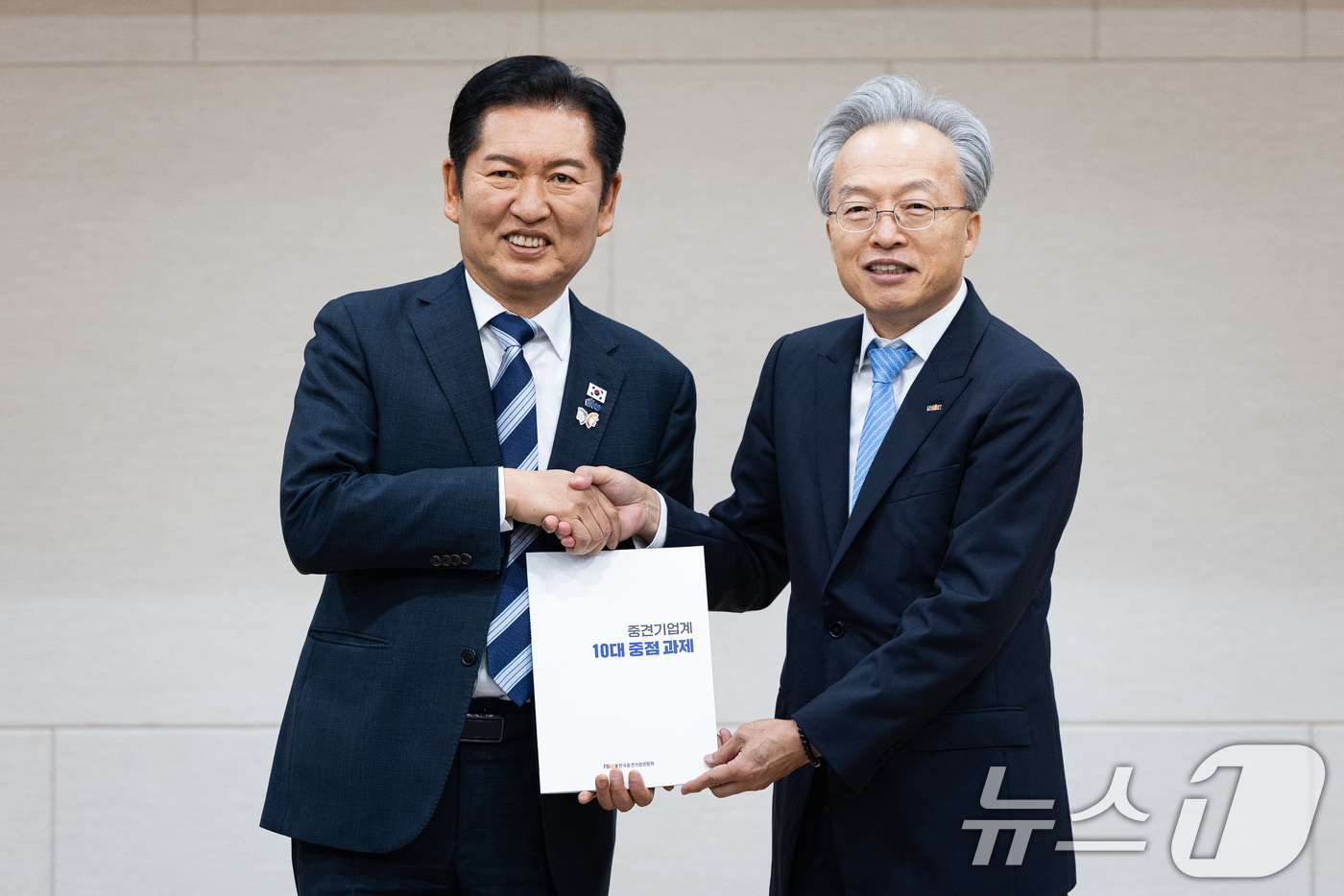 (서울=뉴스1) 유승관 기자 = 정청래 더불어민주당 대표가 31일 서울 마포구 상장회사회관에서 열린 더불어민주당-한국중견기업연합회 정책간담회에 앞서 최진식 한국중견기업연합회장으로부 …