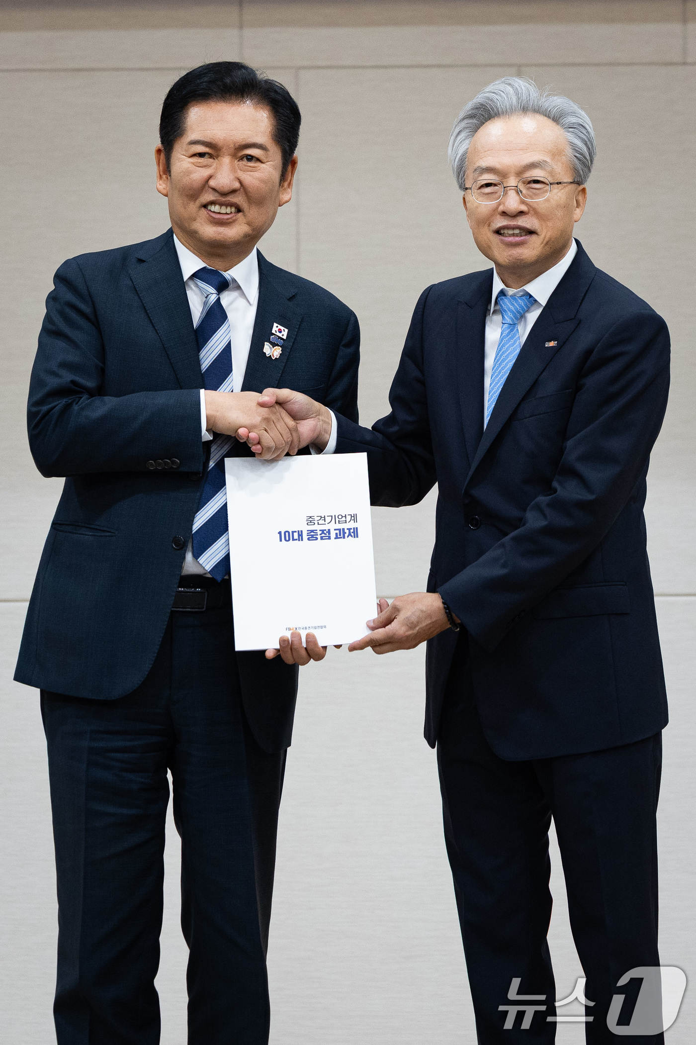 (서울=뉴스1) 유승관 기자 = 정청래 더불어민주당 대표가 31일 서울 마포구 상장회사회관에서 열린 더불어민주당-한국중견기업연합회 정책간담회에 앞서 최진식 한국중견기업연합회장으로부 …