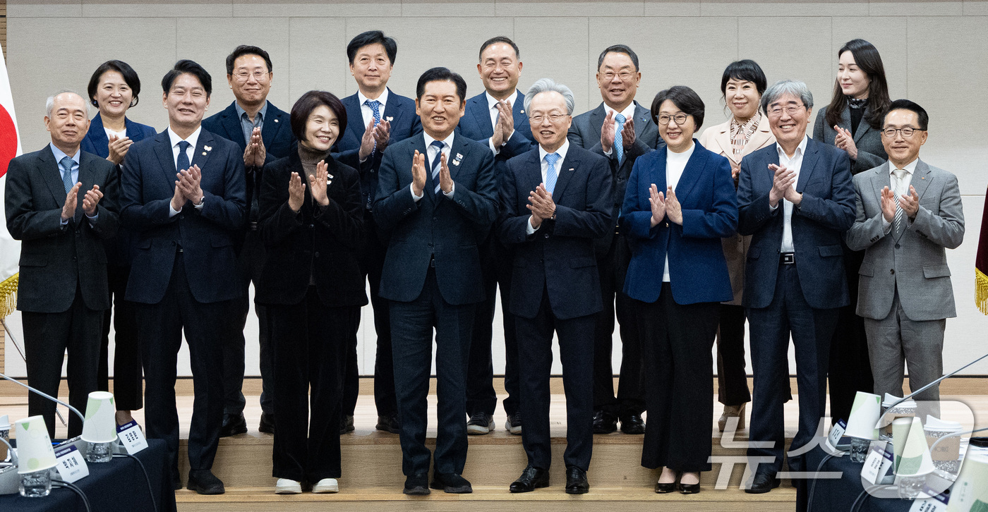 (서울=뉴스1) 유승관 기자 = 정청래 더불어민주당 대표와 최진식 한국중견기업연합회장을 비롯한 참석자들이 31일 서울 마포구 상장회사회관에서 열린 더불어민주당-한국중견기업연합회 정 …