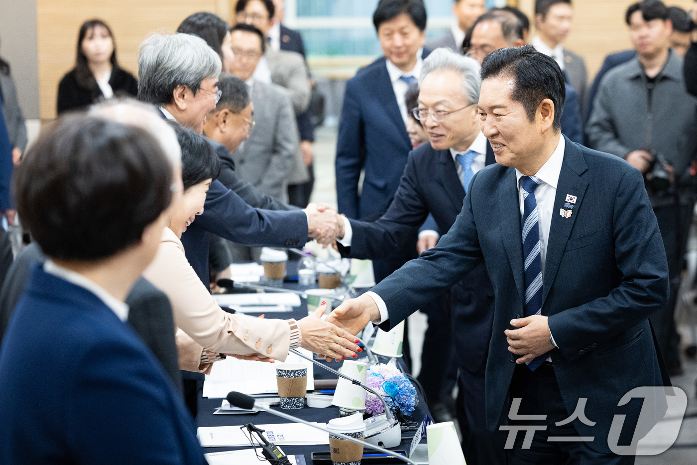 (서울=뉴스1) 유승관 기자 = 정청래 더불어민주당 대표와 최진식 한국중견기업연합회장이 31일 서울 마포구 상장회사회관에서 열린 더불어민주당-한국중견기업연합회 정책간담회에 앞서 중 …