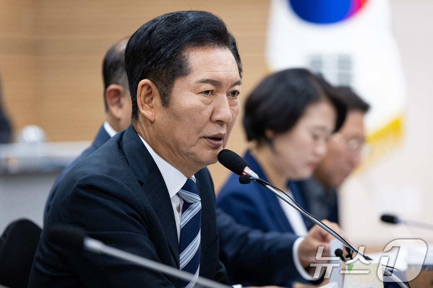 (서울=뉴스1) 유승관 기자 = 정청래 더불어민주당 대표가 31일 서울 마포구 상장회사회관에서 열린 더불어민주당-한국중견기업연합회 정책간담회에서 인사말을 하고 있다. 2025.10 …