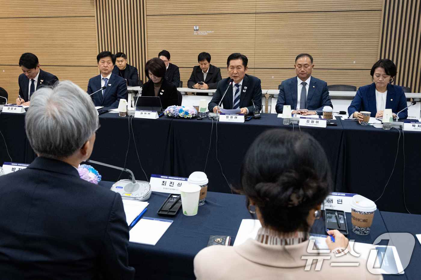 (서울=뉴스1) 유승관 기자 = 정청래 더불어민주당 대표가 31일 서울 마포구 상장회사회관에서 열린 더불어민주당-한국중견기업연합회 정책간담회에서 인사말을 하고 있다. 2025.10 …