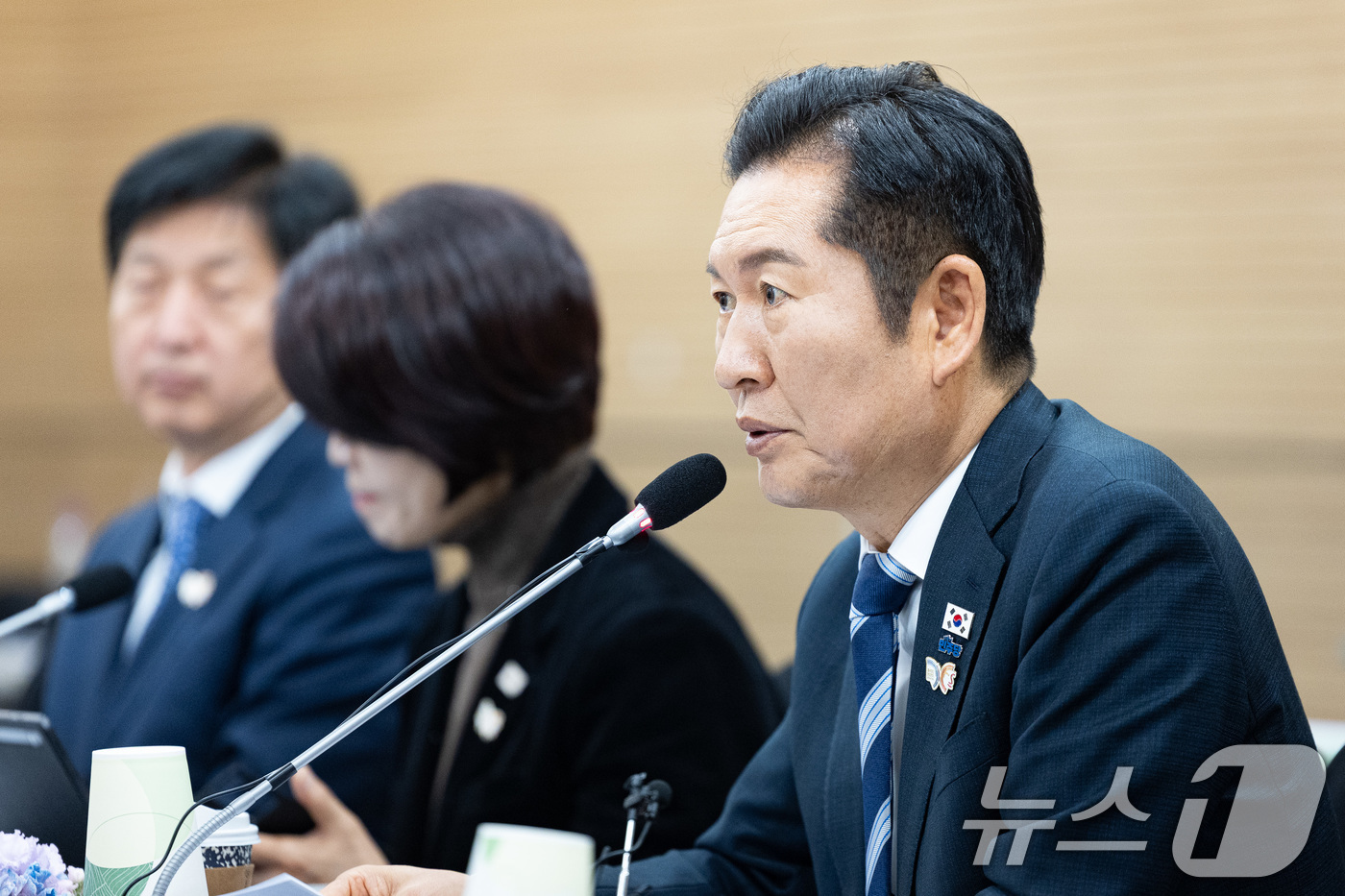 (서울=뉴스1) 유승관 기자 = 정청래 더불어민주당 대표가 31일 서울 마포구 상장회사회관에서 열린 더불어민주당-한국중견기업연합회 정책간담회에서 인사말을 하고 있다. 2025.10 …