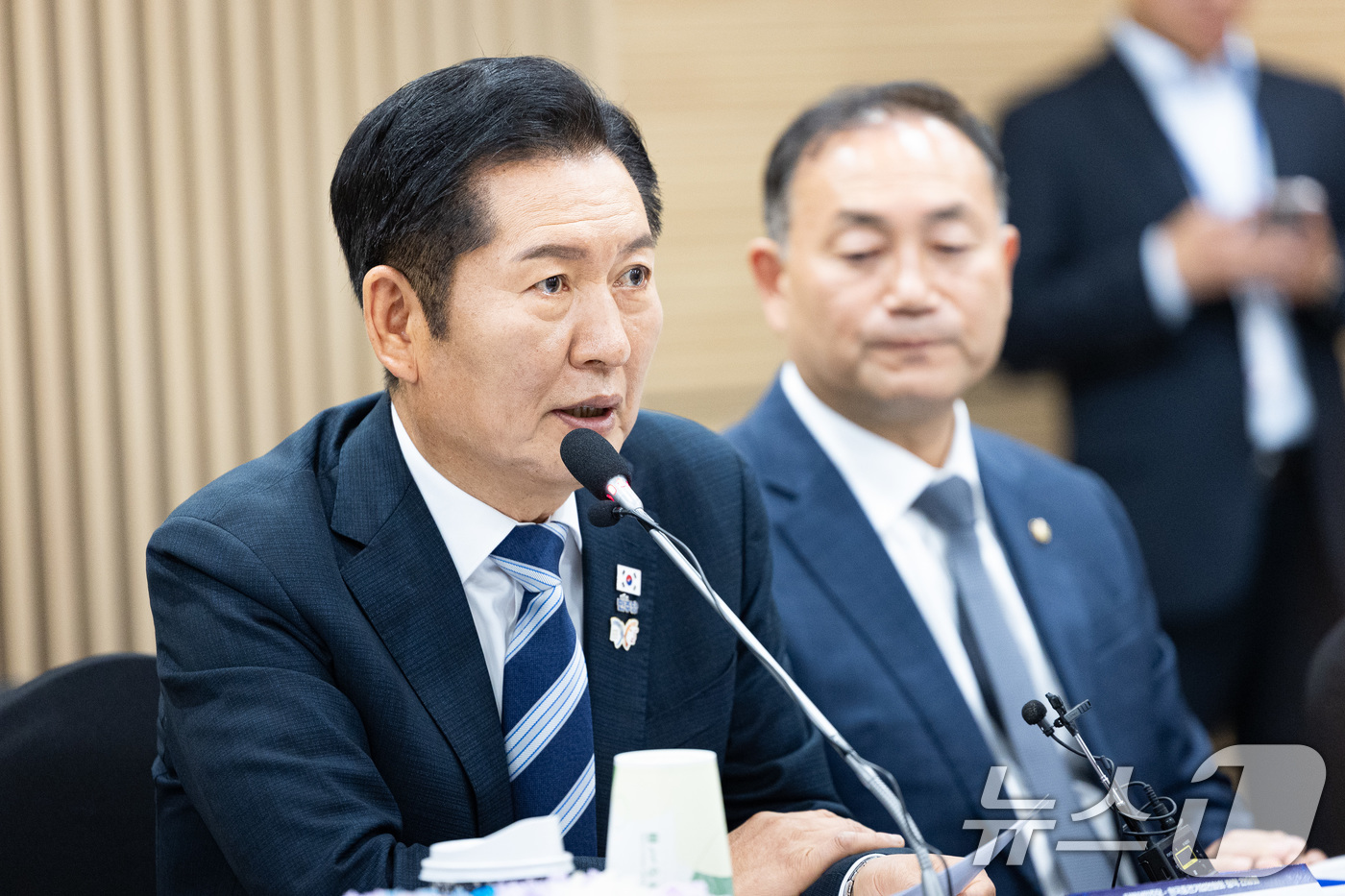 (서울=뉴스1) 유승관 기자 = 정청래 더불어민주당 대표가 31일 서울 마포구 상장회사회관에서 열린 더불어민주당-한국중견기업연합회 정책간담회에서 인사말을 하고 있다. 2025.10 …