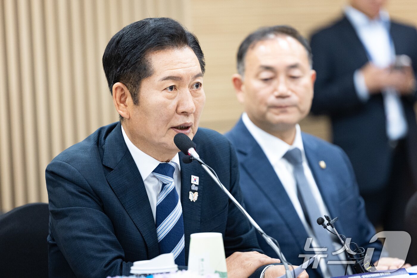 본문 이미지 - 정청래 더불어민주당 대표가 31일 서울 마포구 상장회사회관에서 열린 더불어민주당-한국중견기업연합회 정책간담회에서 인사말을 하고 있다. 2025.10.31/뉴스1 ⓒ News1 유승관 기자