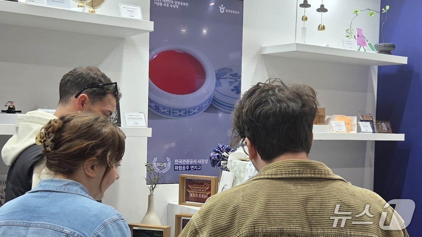 본문 이미지 - 31일 경주역에 마련된 APEC 기념 굿즈 팝업스토어. 외국인 관광객이 한국적인 제품이 큰 관심을 가지고 있다. 2025.10.31/뉴스1 ⓒ News1 이성덕 기자