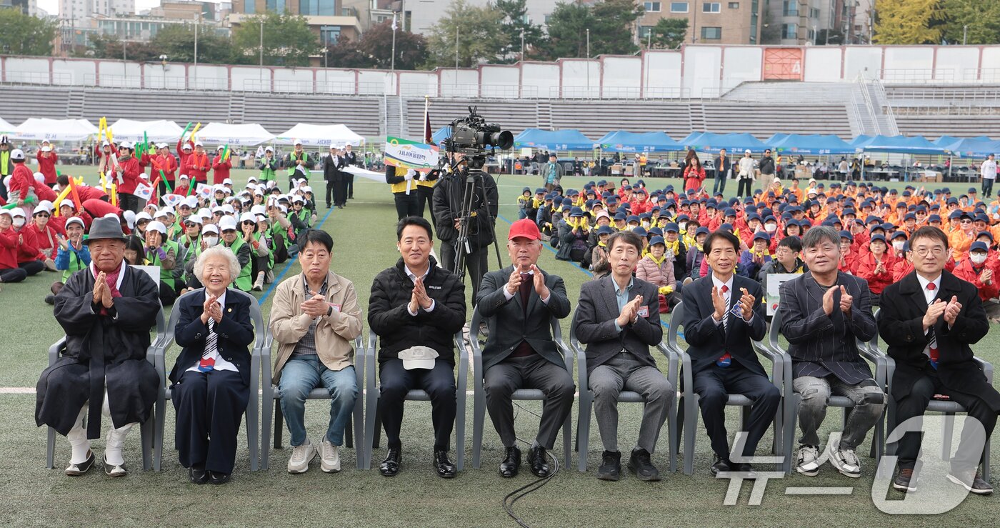 본문 이미지 - 오세훈 서울시장&#40;왼쪽 네번째&#41;과 고광선 서울시연합회장&#40;왼쪽 다섯번째&#41;을 비롯한 주요 인사들이 31일 서울 용산구 효창운동장에서 열린 제25회 대한노인회 서울시연합회 &#39;시니어올림픽&#39; 개막식에 참석해 기념 촬영하고 있다. ⓒ News1 권현진 기자