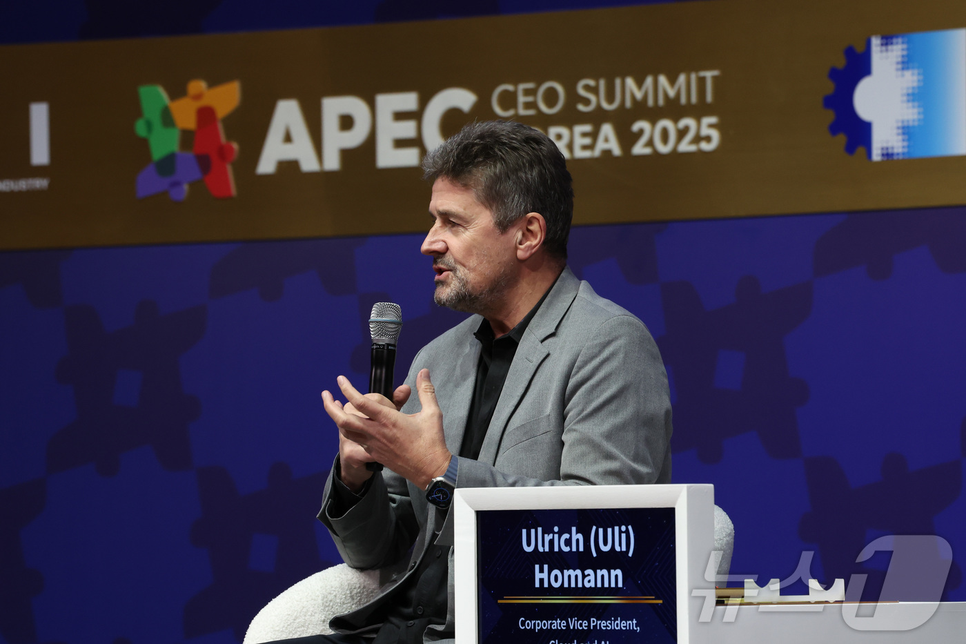 (경주=뉴스1) 김민지 기자 = 울리 호만 마이크로소프트 부사장이 31일 오전 경북 경주 예술의전당에서 열린 아시아태평양경제협력체(APEC) 최고경영자(CEO) 서밋(Summit) …