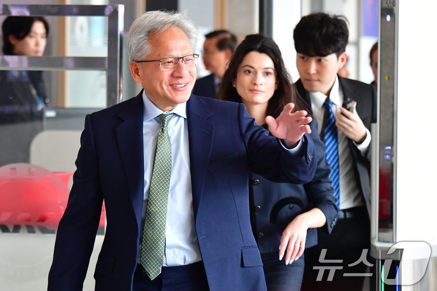 본문 이미지 - 아시아태평양경제협력체(APEC)에 참석하기 위해 전용기로 경북 포항경주공항에 도착한 엔비디아 창립자 겸 CEO 젠슨 황이 공항 로비에서 자신을 연호하는 시민들에게 손을 흔들어 인사하고 있다. 2025.10.31/뉴스1 ⓒ News1 최창호 기자