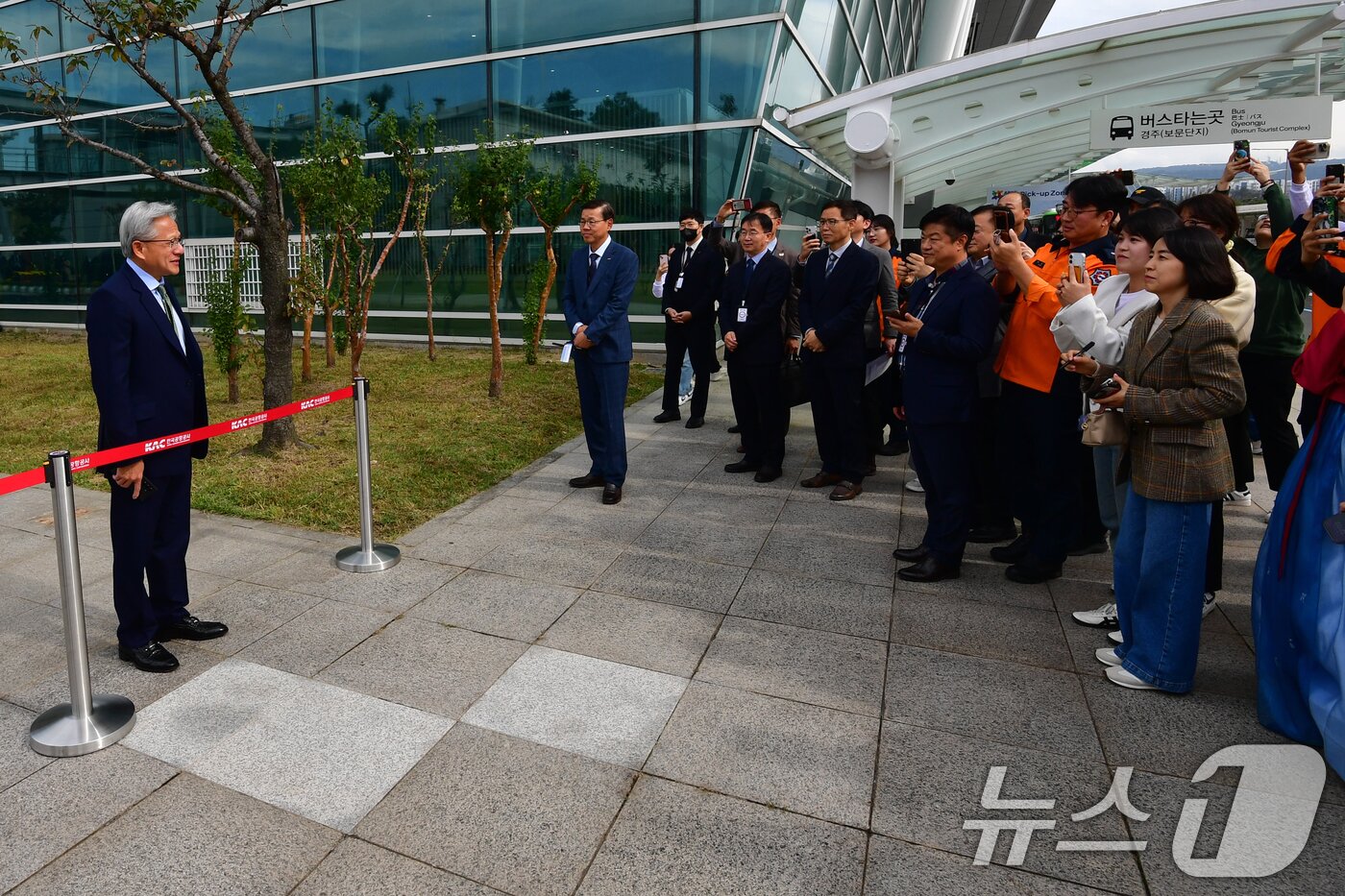 ** 젠슨 황 효과? "로또 당첨된 기분!" 그 행운의 기운, 우리에게도 올까요?
**
