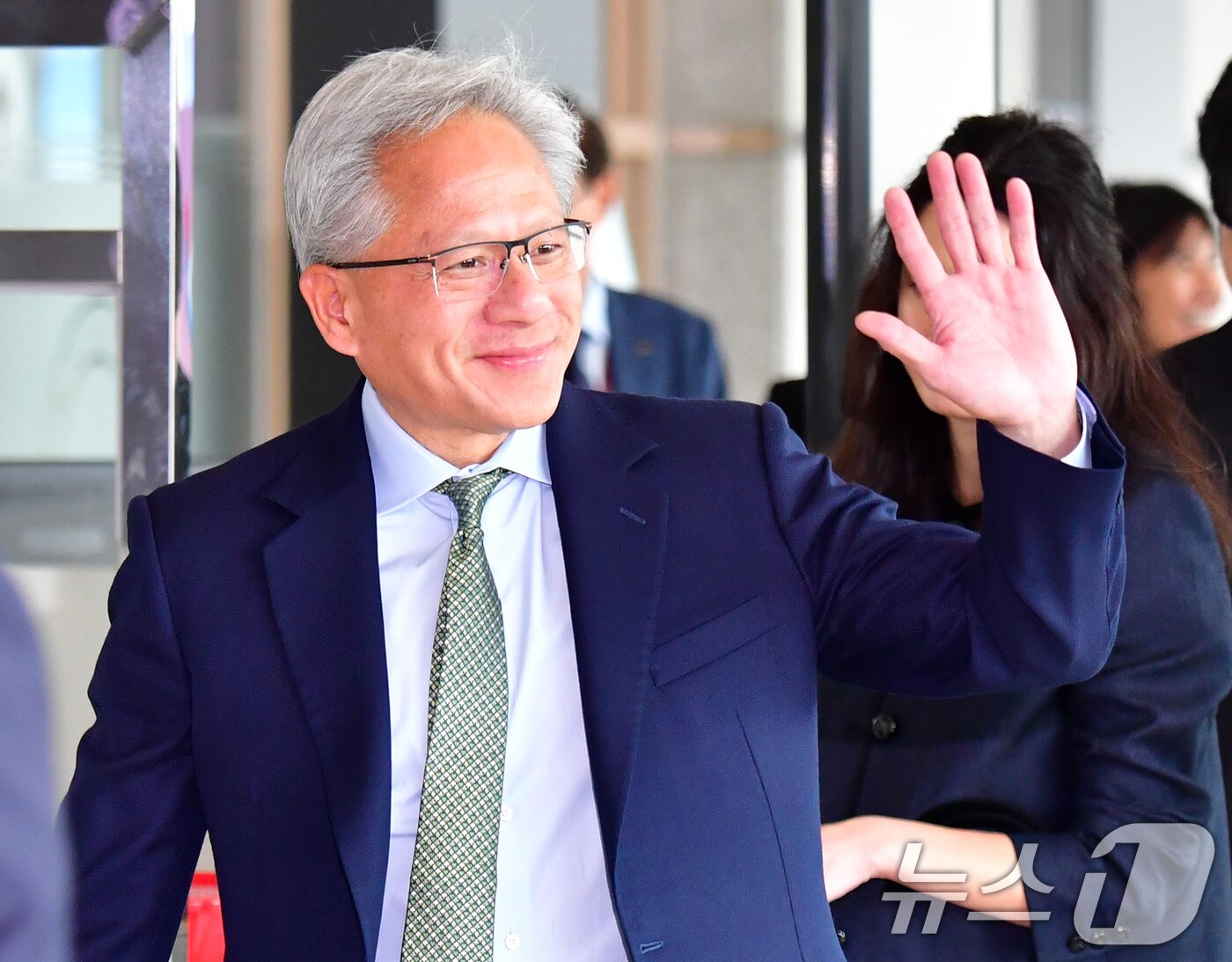 본문 이미지 - 아시아태평양 경제협력체(APEC)에 참석하기 위해 전용기로 경북 포항경주공항에 도착한 엔비디아 창립자 겸 CEO 젠슨 황이 공항 밖에서 기다리던 시민들에게 다가가 인사하고 있다. 2025.10.31/뉴스1 ⓒ News1 최창호 기자