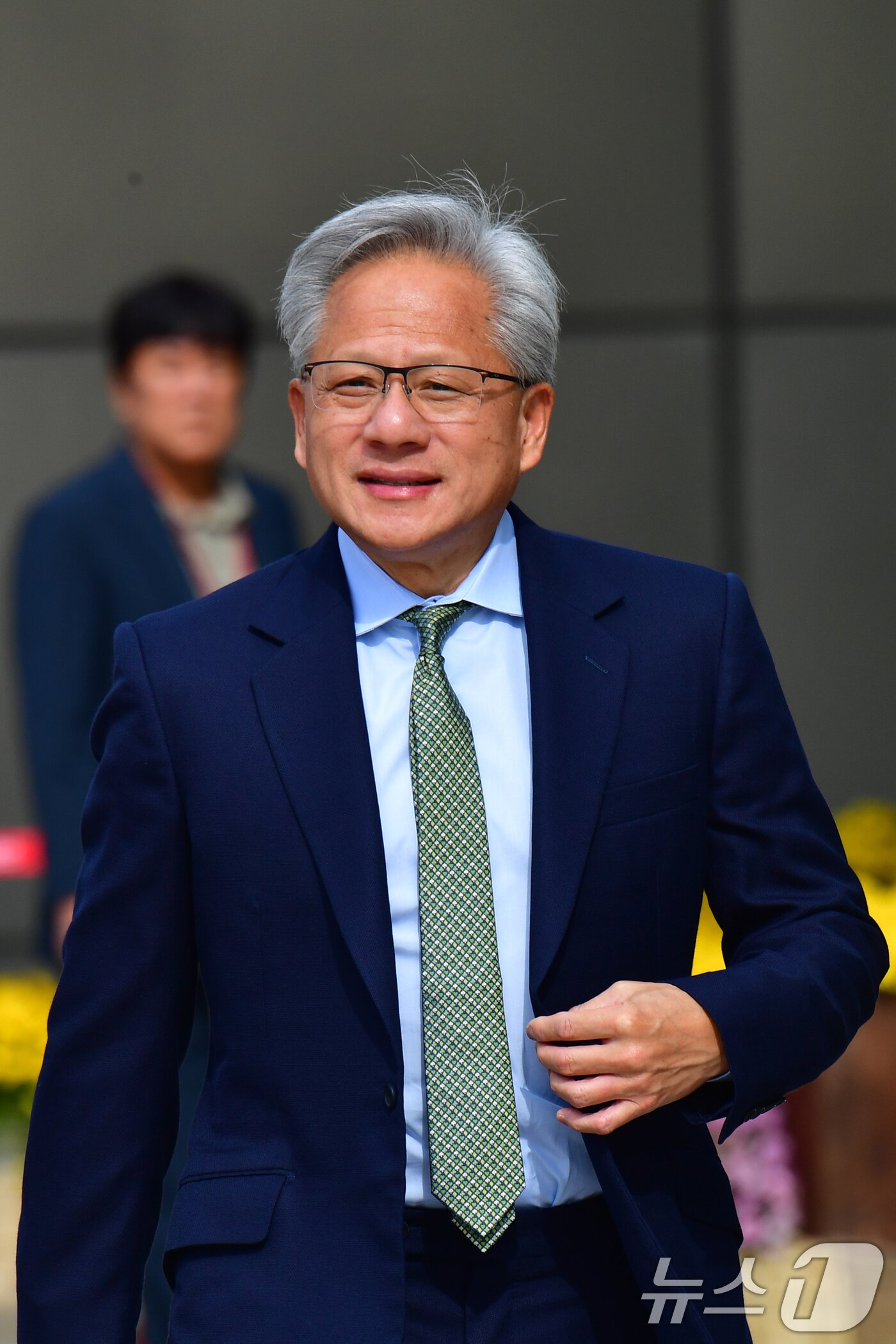 본문 이미지 - 아시아태평양 경제협력체&#40;APEC&#41;에 참석하기 위해 전용기로 경북 포항경주공항에 도착한 엔비디아 창립자 겸 CEO 젠슨 황이 공항 VIP주차장에서 기다리고 있던 시민들과 인사를 나누기 위해 걸어가고 있다. 2025.10.31/뉴스1 ⓒ News1 최창호 기자