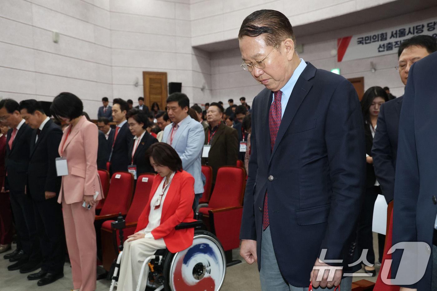 (서울=뉴스1) 이광호 기자 = 권영세 국민의힘 의원이 31일 서울 강남구 SETEC에서 열린 서울시당 당협위원장 및 선출공직자 워크숍에서 묵념하고 있다.  2025.10.31/뉴 …