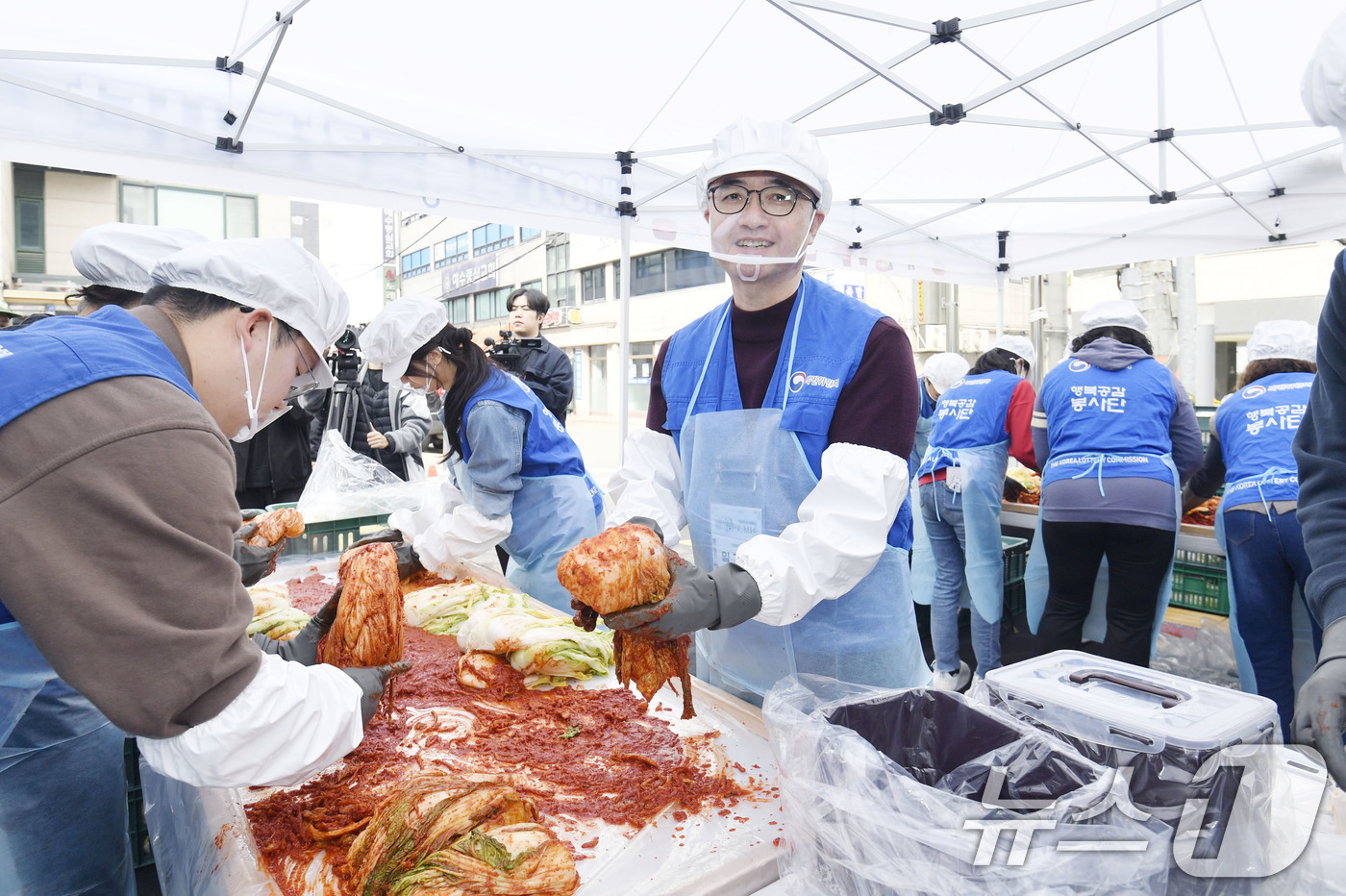 (서울=뉴스1) = 임기근 기획재정부 차관이 31일 서울 강서구 강서노인종합복지관에서 열린 '제18기 행복공감봉사단 5차 봉사활동'에 참석해 김장을 하고 있다. (기획재정부 제공. …