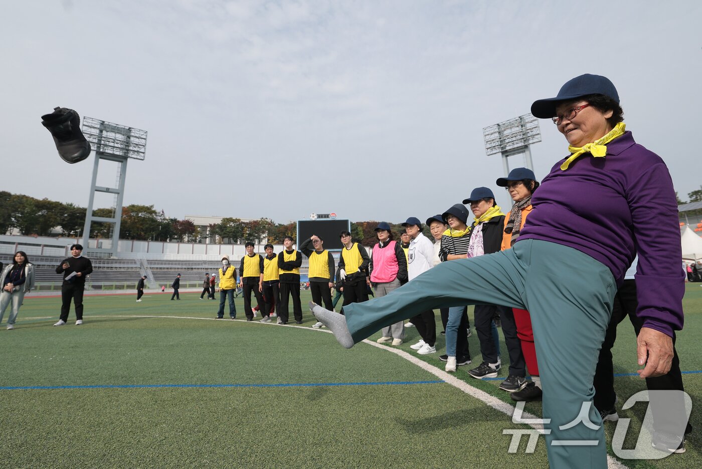 본문 이미지 - 31일 서울 용산구 효창운동장에서 열린 제25회 대한노인회 서울시연합회 &#39;시니어올림픽&#39;에서 어르신들이 신발 멀리 던지기를 하고 있다. ⓒ News1 권현진 기자