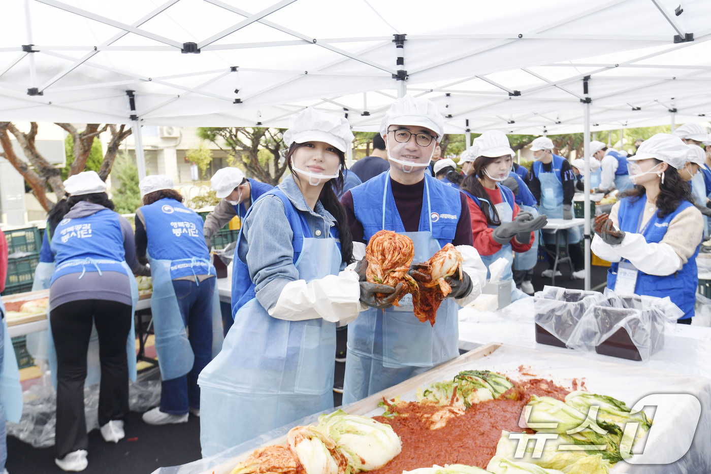 (서울=뉴스1) = 임기근 기획재정부 차관이 31일 서울 강서구 강서노인종합복지관에서 열린 '제18기 행복공감봉사단 5차 봉사활동'에 참석해 행복공감봉사단장 배우 박하선과 함께 김 …