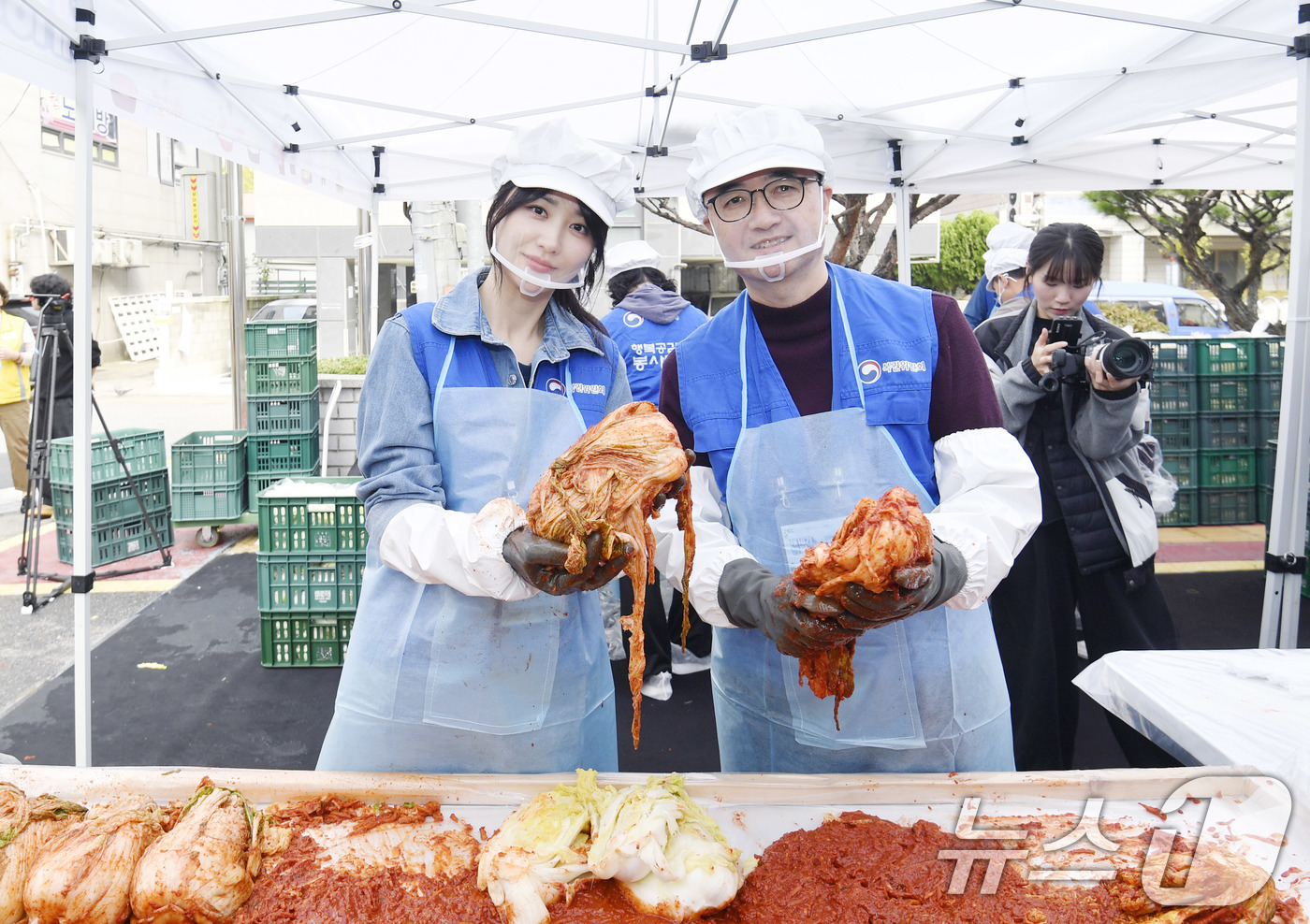 (서울=뉴스1) = 임기근 기획재정부 차관이 31일 서울 강서구 강서노인종합복지관에서 열린 '제18기 행복공감봉사단 5차 봉사활동'에 참석해 행복공감봉사단장 배우 박하선과 함께 김 …