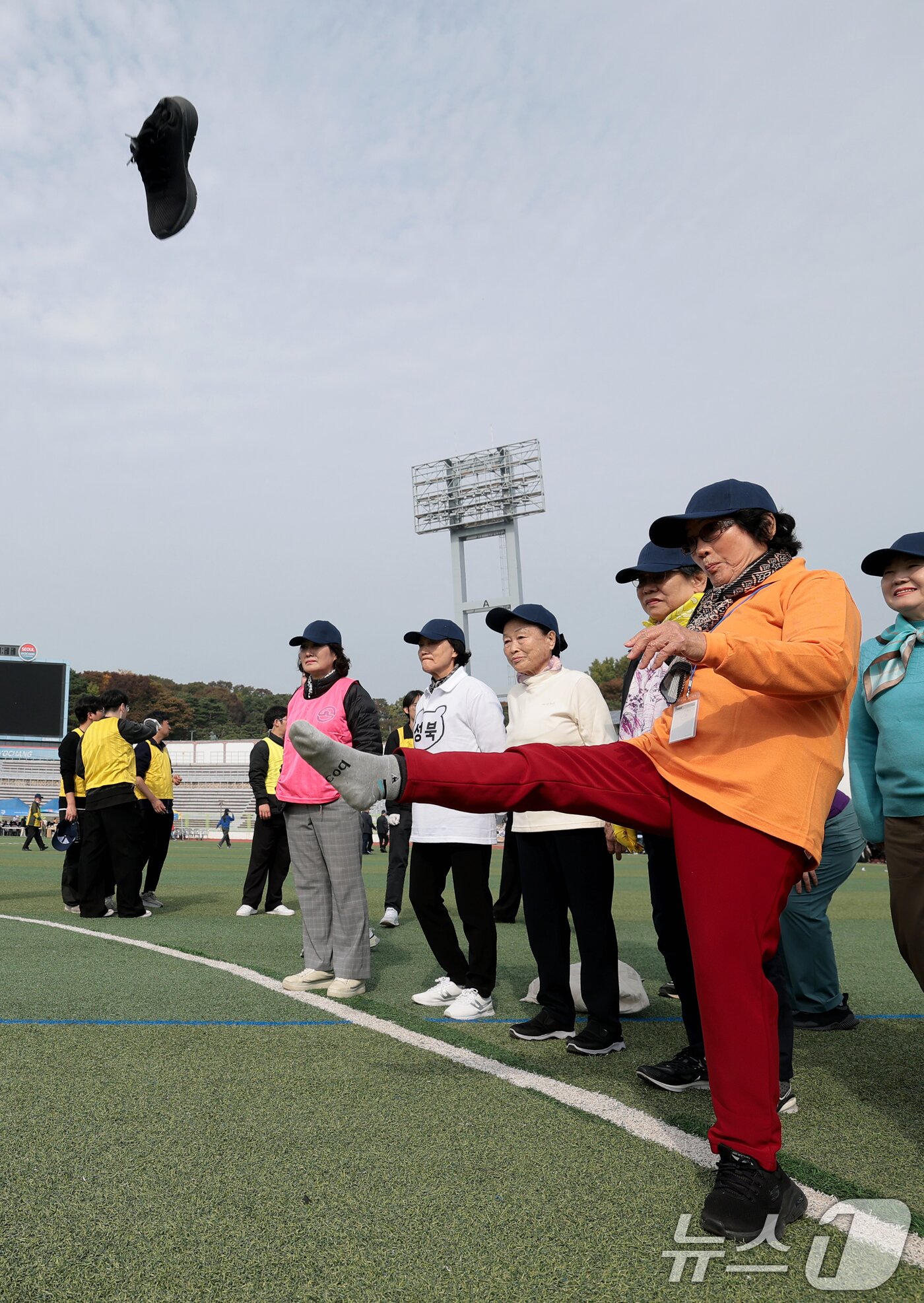 본문 이미지 - 31일 서울 용산구 효창운동장에서 열린 제25회 대한노인회 서울시연합회 &#39;시니어올림픽&#39;에서 어르신들이 신발 멀리 던지기 게임을 하고 있다. ⓒ News1 권현진 기자