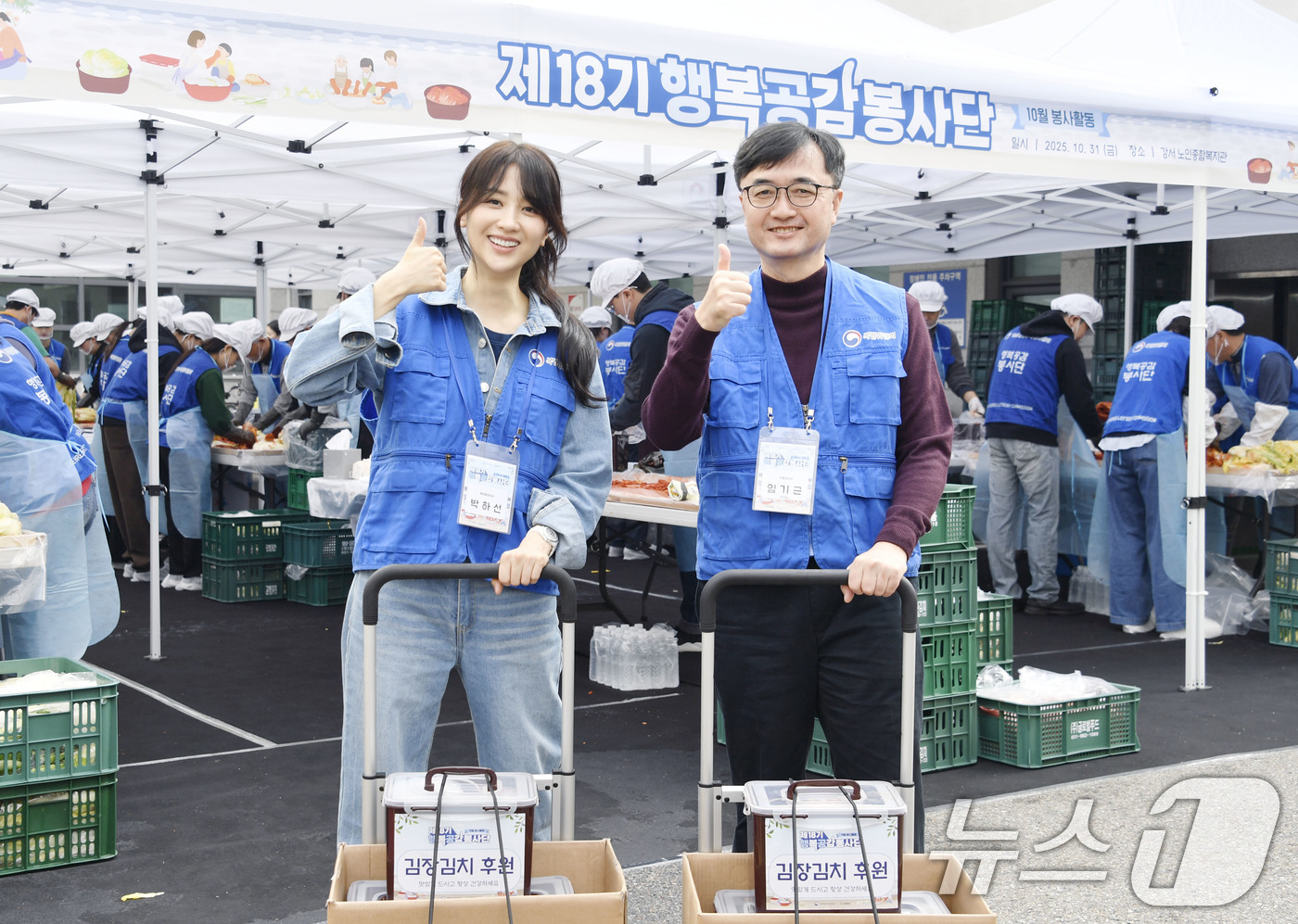 (서울=뉴스1) = 임기근 기획재정부 차관이 31일 서울 강서구 강서노인종합복지관에서 열린 '제18기 행복공감봉사단 5차 봉사활동'에 참석해 행복공감봉사단장 배우 박하선과 함께 김 …