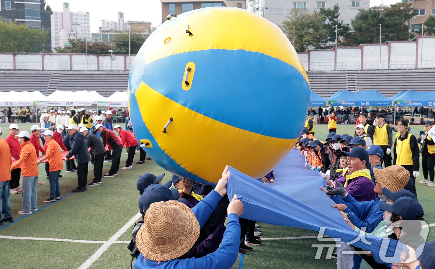 본문 이미지 - 31일 서울 용산구 효창운동장에서 열린 제25회 대한노인회 서울시연합회 &#39;시니어올림픽&#39;에서 어르신들이 공굴리기 게임을 하고 있다. ⓒ News1 권현진 기자