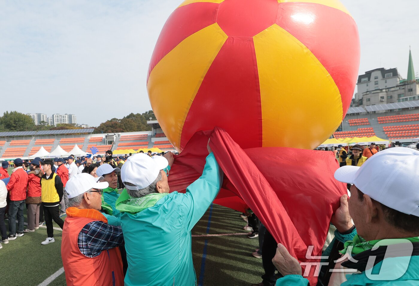 본문 이미지 - 31일 서울 용산구 효창운동장에서 열린 제25회 대한노인회 서울시연합회 &#39;시니어올림픽&#39;에서 어르신들이 공굴리기 게임을 하고 있다. ⓒ News1 권현진 기자