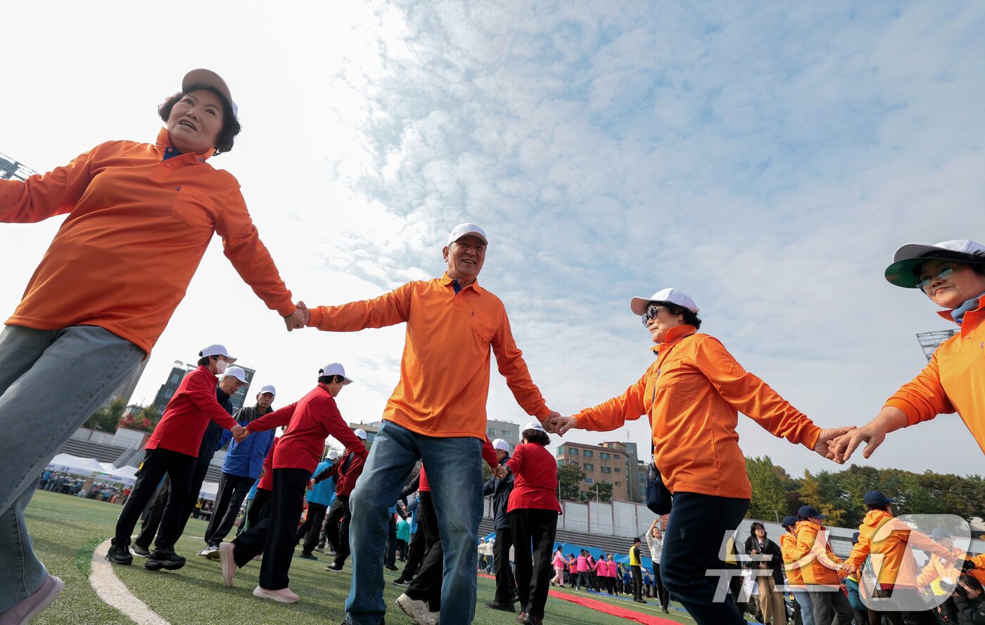 본문 이미지 - 31일 서울 용산구 효창운동장에서 열린 제25회 대한노인회 서울시연합회 &#39;시니어올림픽&#39;에 참석한 어르신들이 손을 잡고 즐거운 시간을 보내고 있다.  ⓒ News1 권현진 기자