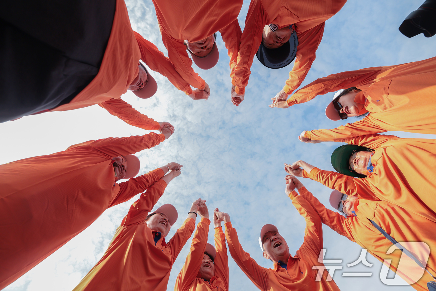 (서울=뉴스1) 권현진 기자 = 31일 서울 용산구 효창운동장에서 열린 제25회 대한노인회 서울시연합회 '시니어올림픽'에 참석한 어르신들이 즐거운 시간을 보내고 있다. 2025.1 …