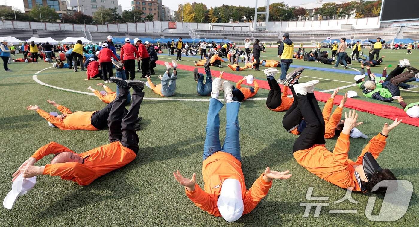 본문 이미지 - 31일 서울 용산구 효창운동장에서 열린 제25회 대한노인회 서울시연합회 &#39;시니어올림픽&#39;에 참석한 어르신들이 준비 운동을 하고 있다.  ⓒ News1 권현진 기자