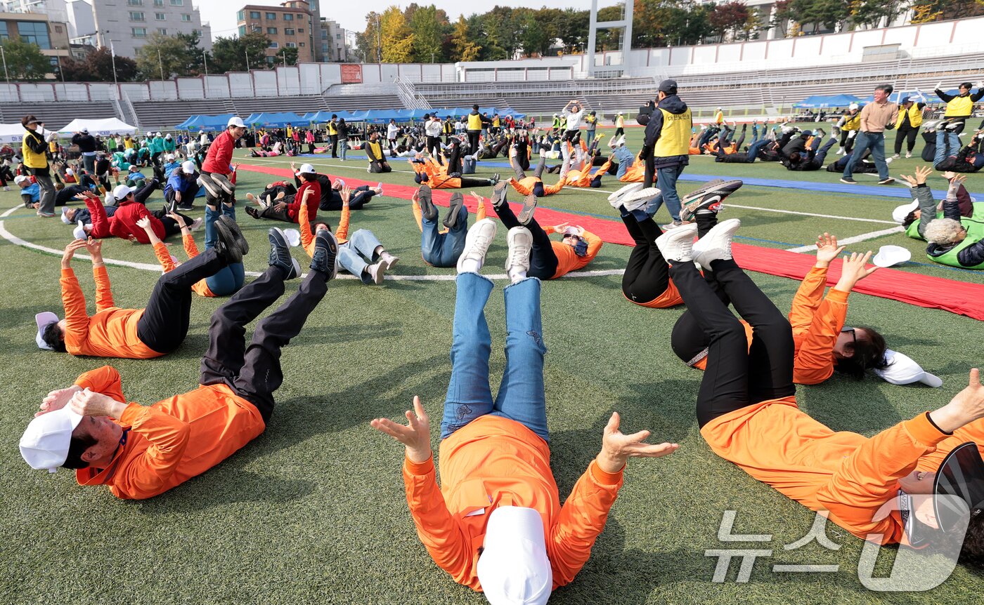 본문 이미지 - 서울 용산구 효창운동장에서 열린 제25회 대한노인회 서울시연합회 '시니어올림픽'에 참석한 어르신들이 준비 운동을 하고 있다. 2025.10.31/뉴스1 ⓒ News1 권현진 기자