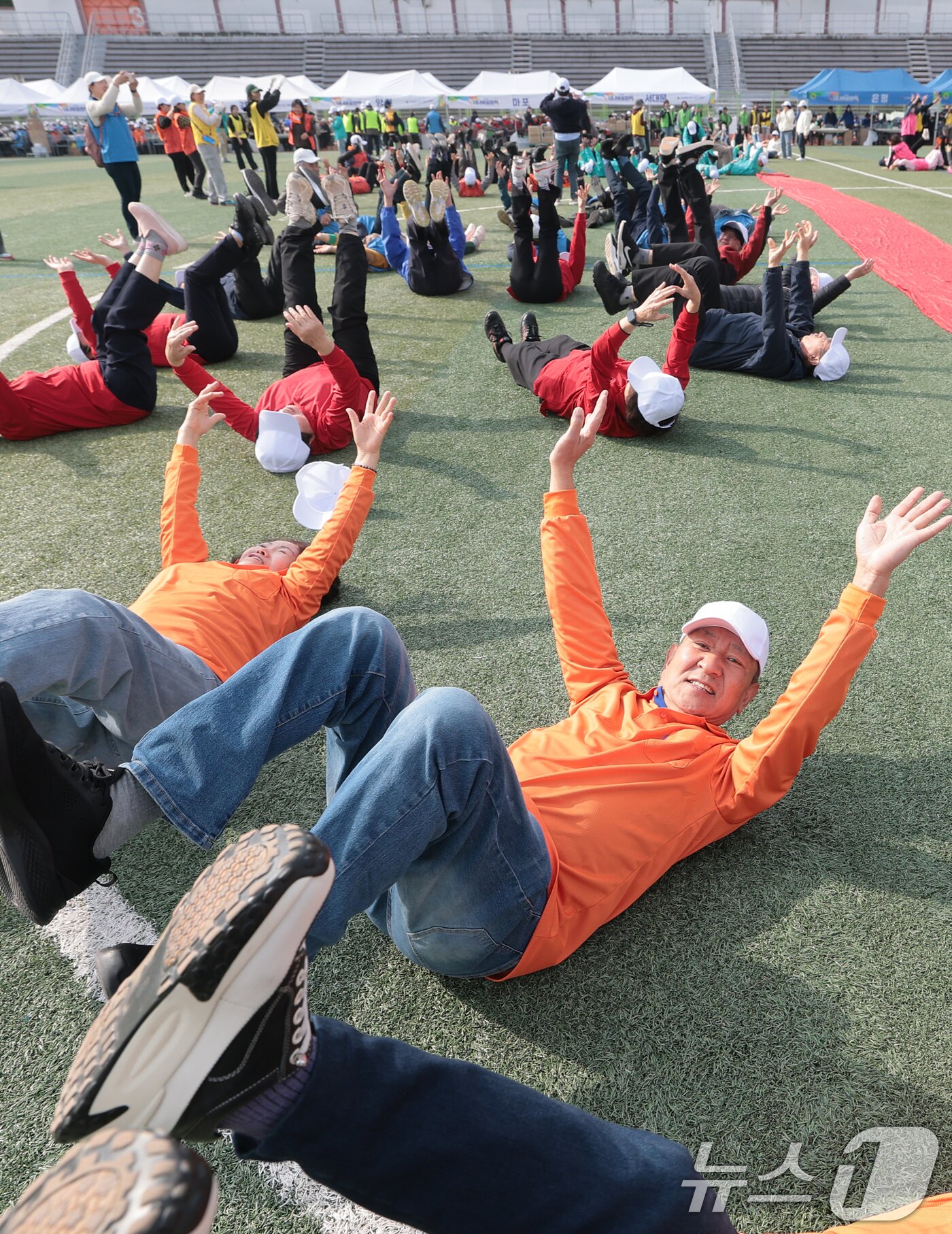 본문 이미지 - 31일 서울 용산구 효창운동장에서 열린 제25회 대한노인회 서울시연합회 &#39;시니어올림픽&#39;에 참석한 어르신들이 준비 운동을 하고 있다. ⓒ News1 권현진 기자