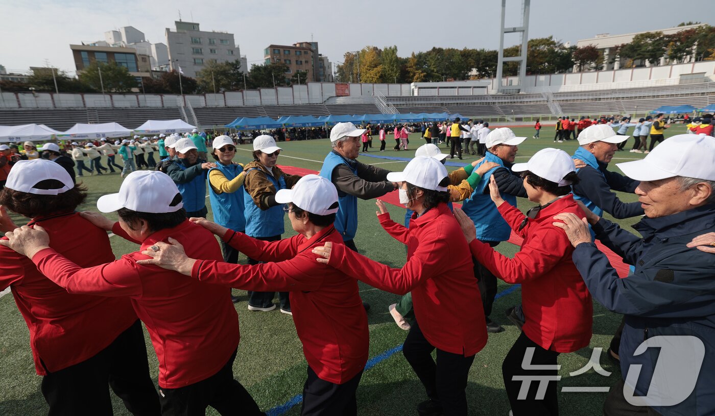 본문 이미지 - 31일 서울 용산구 효창운동장에서 열린 제25회 대한노인회 서울시연합회 &#39;시니어올림픽&#39;에서 어르신들이 즐거운 시간을 보내고 있다. ⓒ News1 권현진 기자