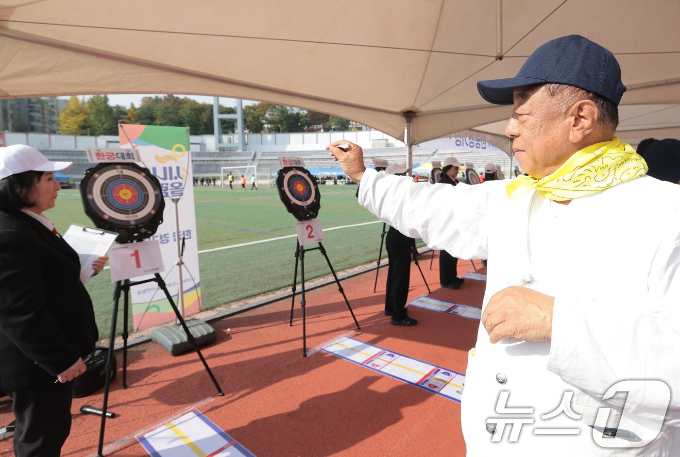 본문 이미지 - 31일 서울 용산구 효창운동장에서 열린 제25회 대한노인회 서울시연합회 &#39;시니어올림픽&#39;에서 어르신들이 한궁대회에 출전해 게임을 하고 있다. ⓒ News1 권현진 기자
