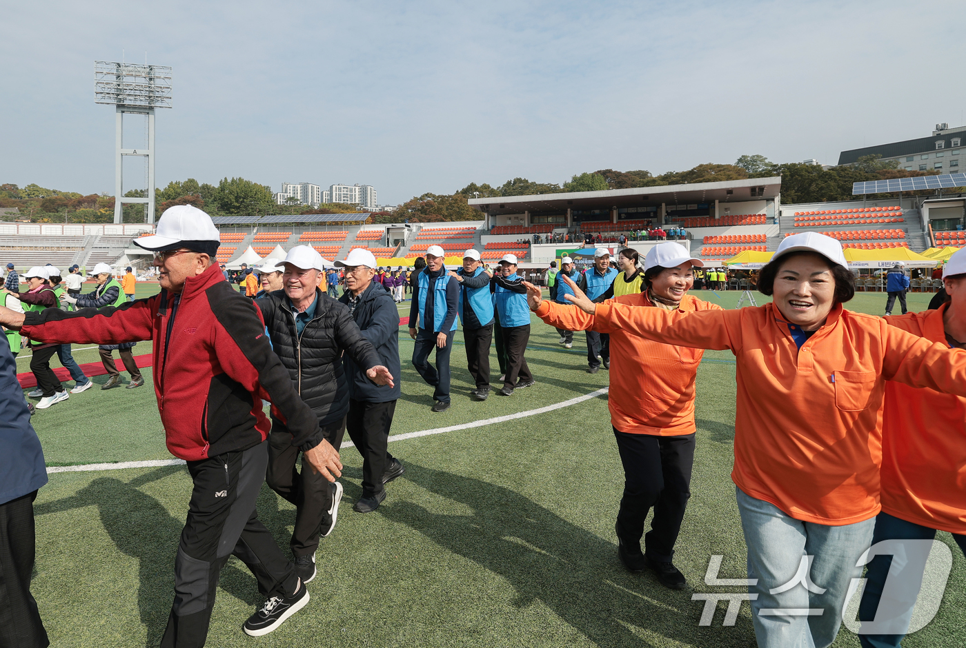(서울=뉴스1) 권현진 기자 = 31일 서울 용산구 효창운동장에서 열린 제25회 대한노인회 서울시연합회 '시니어올림픽'에서 어르신들이 즐거운 시간을 보내고 있다. 2025.10.3 …