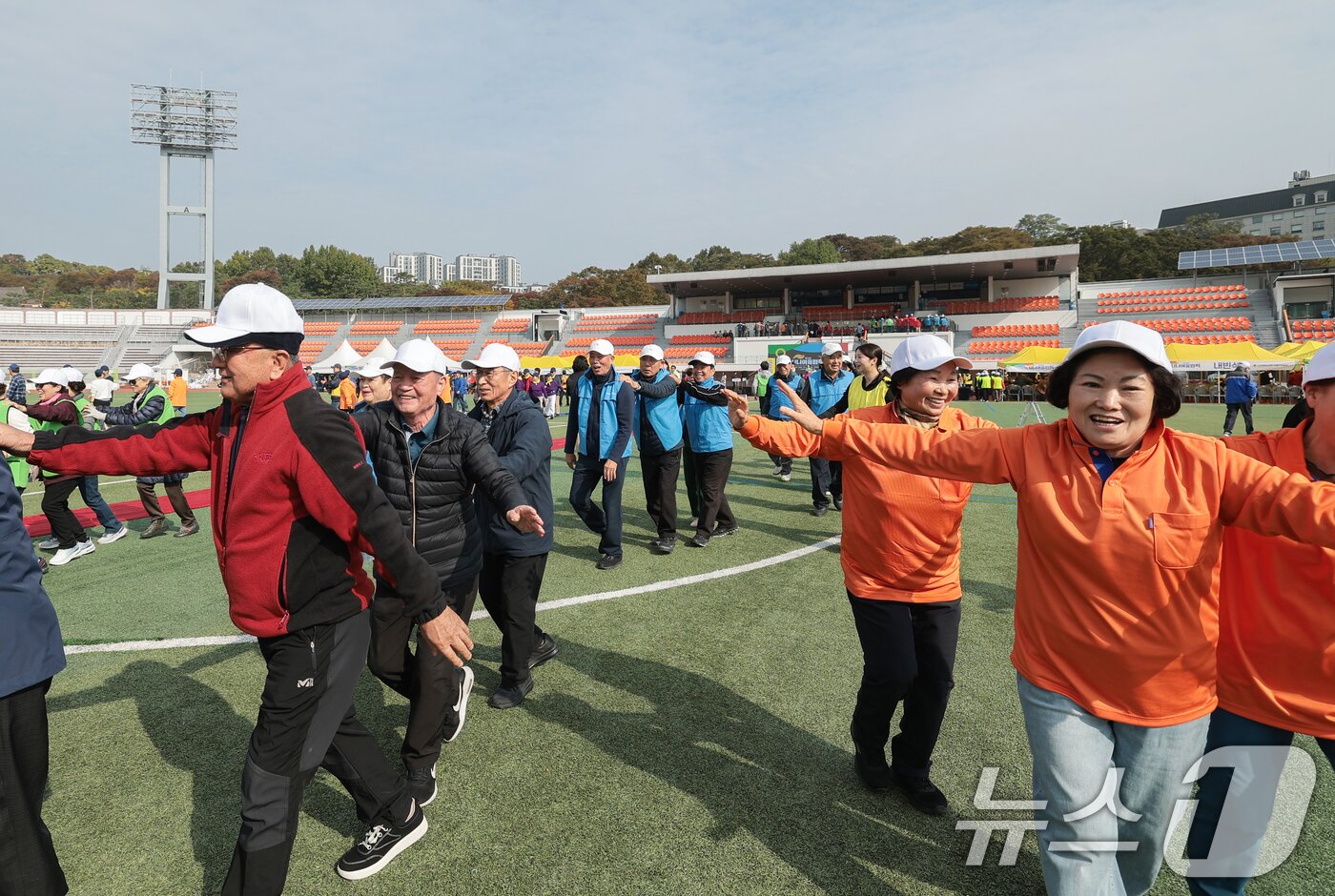 본문 이미지 - 31일 서울 용산구 효창운동장에서 열린 제25회 대한노인회 서울시연합회 &#39;시니어올림픽&#39;에서 어르신들이 즐거운 시간을 보내고 있다. ⓒ News1 권현진 기자