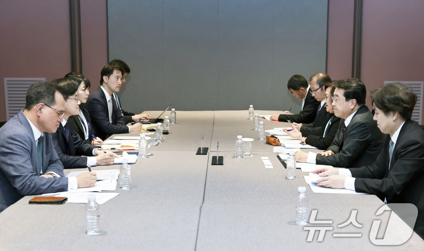 (서울=뉴스1) = 김정관 산업통상부 장관이 31일 경북 경주시 소노캄호텔에서 아카자와 료세이 일본 경제산업성 대신과 면담을 갖고 있다. (산업통상부 제공. 재판매 및 DB 금지) …