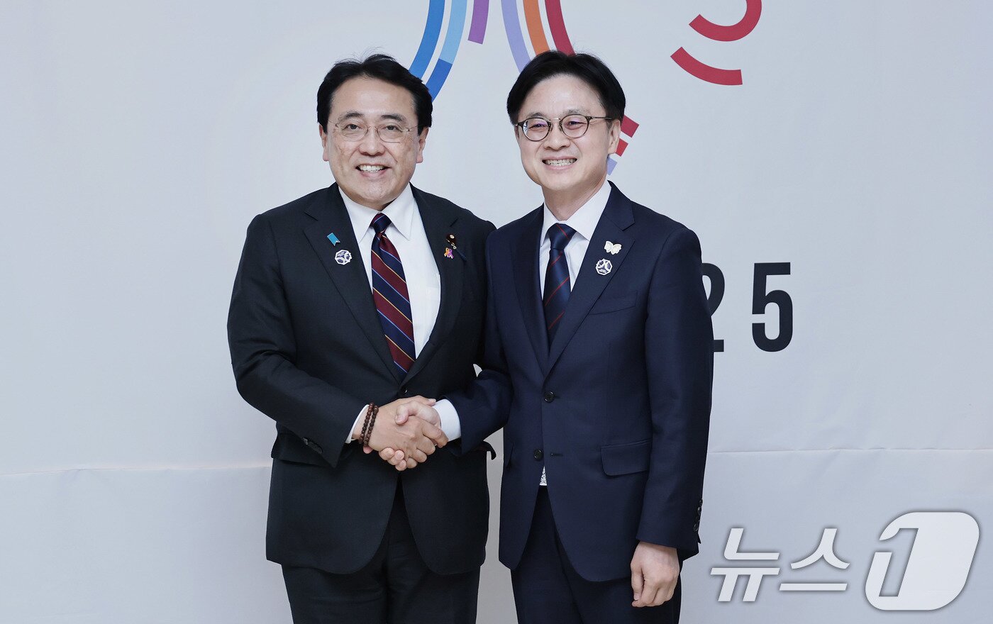 본문 이미지 - 김정관 산업통상부 장관이 31일 경북 경주시 소노캄호텔에서 아카자와 료세이 일본 경제산업성 대신과 기념 촬영을 하고 있다. &#40;산업통상부 제공. 재판매 및 DB 금지&#41; 2025.10.31/뉴스1