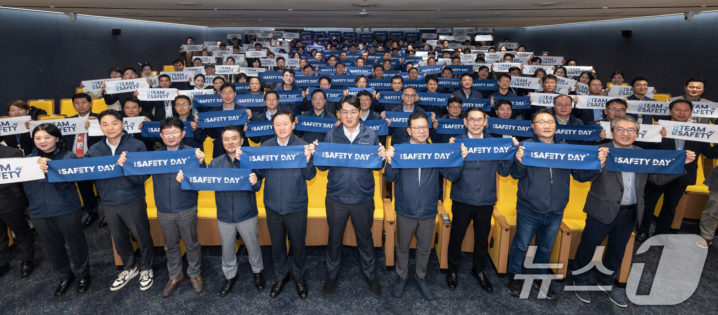 (서울=뉴스1) = 조원태 한진그룹 회장이 31일 서울 강서구 대한항공 본사에서 개최된 제3회 '세이프티 데이' 행사에서 우기홍 대한항공 부회장, 유종석 대한항공 안전보건 총괄 겸 …