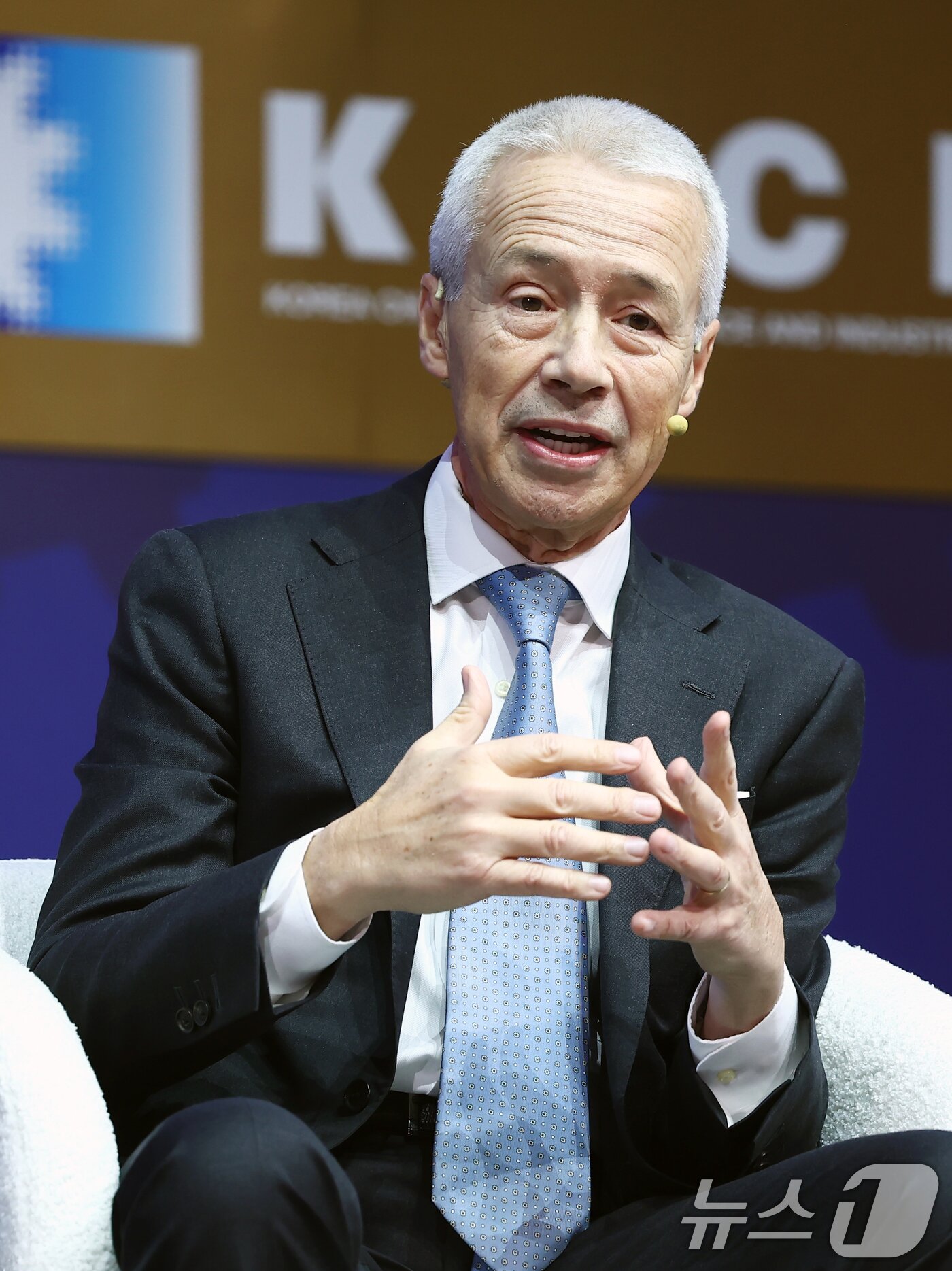 본문 이미지 - 호아킨 두아토 존슨앤존슨 CEO가 31일 오후 경북 경주예술의전당에서 열린 아시아태평양경제협력체&#40;APEC&#41; 정상회의 최고 경영자&#40;CEO&#41; 서밋에서 &#39;과학 기술이 만들어가는 헬스케어의 미래&#39;를 주제로 발언하고 있다. 2025.10.31/뉴스1 ⓒ News1 김민지 기자