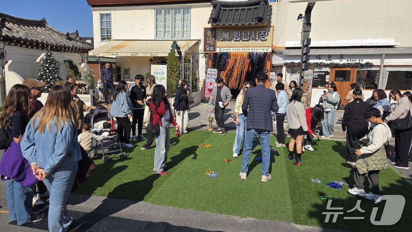 본문 이미지 - 31일 경북 경주의 대표 관광지인 황리단길에서 관광객들이 재기차기를 하고 있다. 2025.10.31/뉴스1 ⓒ News1 이성덕 기자