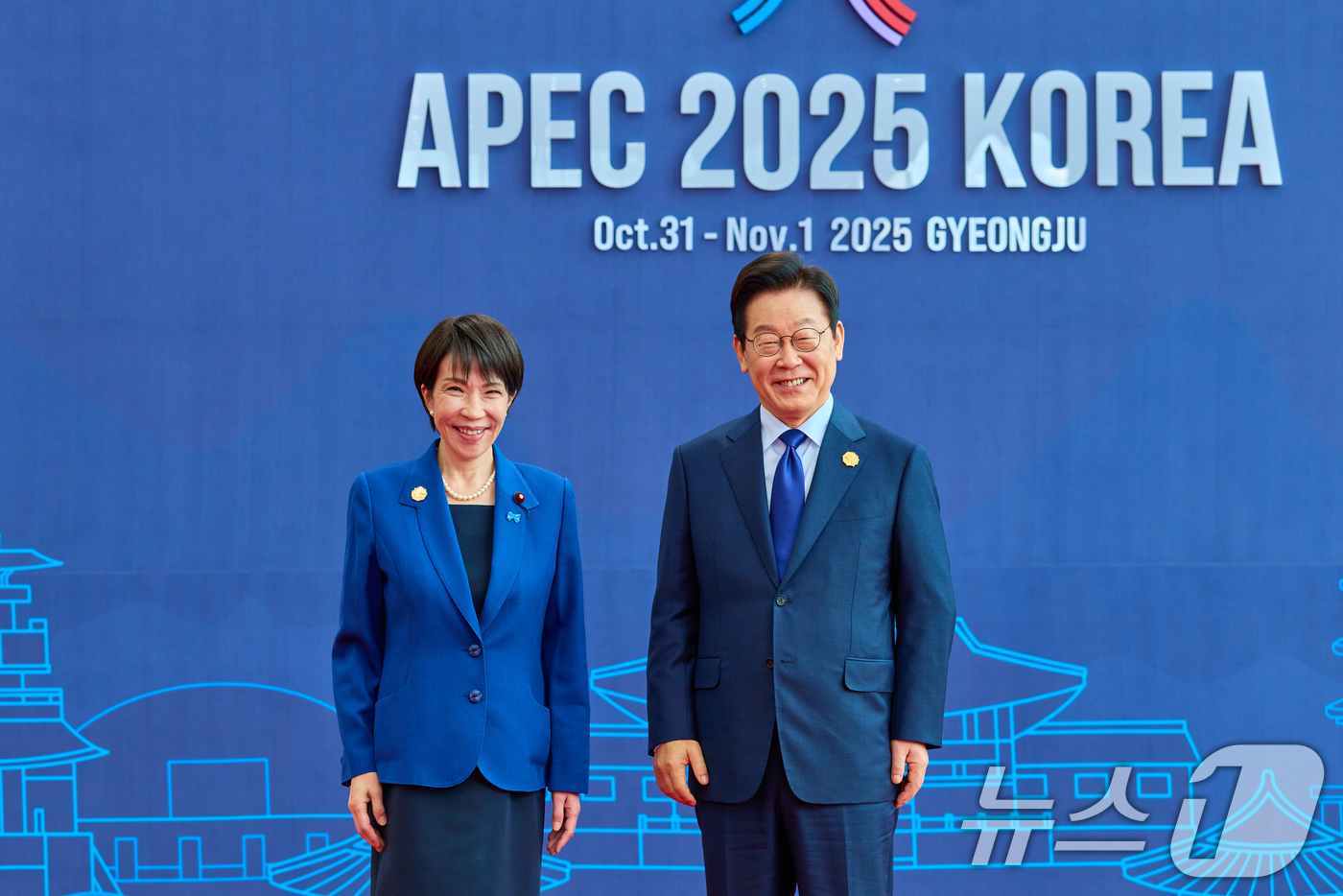 (서울=뉴스1) 허경 기자 = 이재명 대통령이 31일 경북 경주화백컨벤션센터(HICO)에서 열린 2025 아시아태평양경제협력체(APEC) 정상회의에서 다카이치 사나에 일본 총리를 …